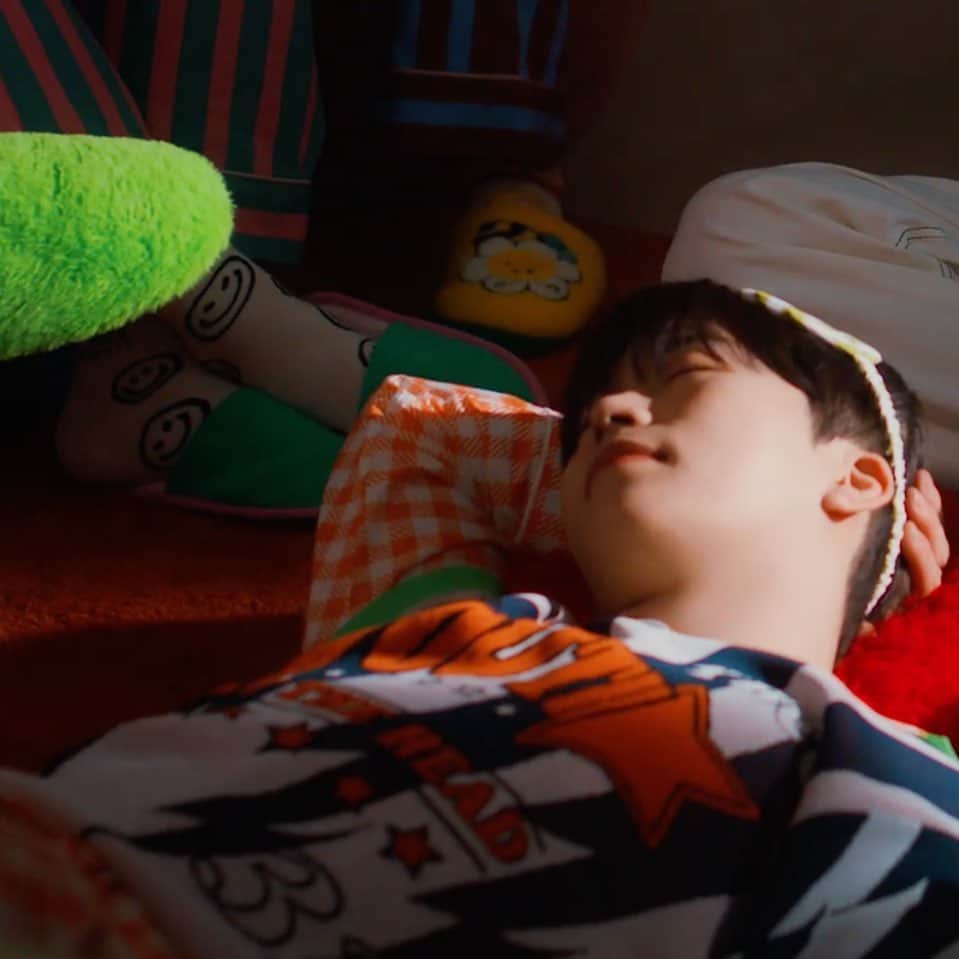 のインスタグラム：「JO1｜'NEWSmile' Official Teaser1  𝐍𝐄𝐖 𝐒𝐈𝐍𝐆𝐋𝐄 '𝐍𝐄𝐖𝐒𝐦𝐢𝐥𝐞'  ˗ˏˋ𝐂𝐃 𝐆𝐎𝐎𝐃𝐒 ˎˊ˗ 2023.7.24(Mon) RELEASE  #JO1 #NEWSmile」
