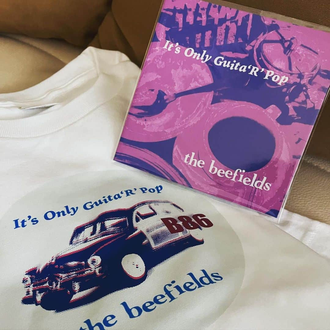 新居昭乃のインスタグラム：「The Beefieldsのアルバム🎵It’s Only ‘R’Pop🎵が届きました🌟  B-flower八野英史さんのソロプロジェクト、過酷な暑さの夏に、風が吹いてくるみたいな音楽🎶　Tシャツも買ってよかった♡  私もThe Newhouseっていうソロプロジェクトやってみたくなりました笑」