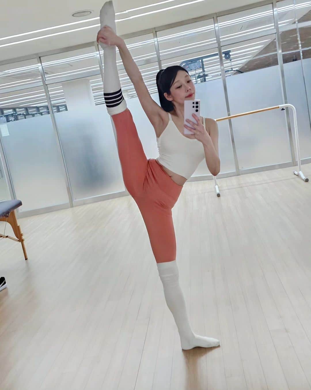 ダヒのインスタグラム：「이주정도 아팠더니 헬쓱해졌어🥵 체력키우자 응차 !」