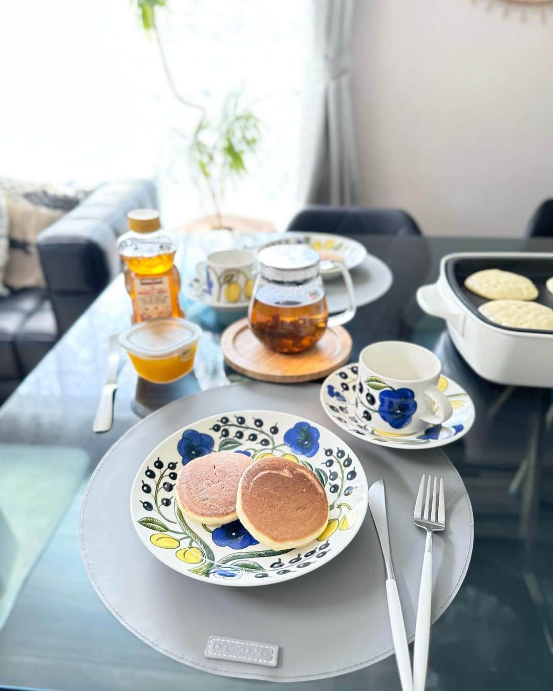 meguri.kさんのインスタグラム写真 - (meguri.kInstagram)「休日の朝にゆったりパンケーキを食べるのが小さな幸せ🥞  ぜーーーーんぶお気に入りのアイテムで埋め尽くされてるのも小さな幸せ🍀  小さな幸せが積み重なると大きな幸せに🥰  最近ヘビロテしている、ぽってりしたフォルムが可愛いKINTOのティーポット🫖  フタとストレーナーが一体になっていて、茶葉とお湯をポットに入れてそのままカップに注げる仕様✨細かい茶葉も綺麗に濾せるの🥺  空間の中でお湯が対流してジャンピングしながらゆったりと茶葉が開くので、おいしいお茶を淹れる事ができる✨  ハンドルは、広めの作りで安定感あって注ぎやすいです☺️  フィルターのフチにはシリコーンゴムパッキンついてるから液だれもしにくいし👍  ポットは耐熱ガラスなので、蓋を外せば電子レンジで温めなおしも可能なの🥺  食洗機使えるのも嬉しいポイント❣️  お手入れも簡単だからカジュアルに毎日使いできるのが嬉しい🥰  @kachimoofficial  から迎え入れました🎶 1枚目の写真から詳細見れます！  クーポン良ければお使いください💁‍♀️ _________________ 10%offクーポン ⬇︎ k10meguri _________________  #カチモ #kachimo #価値ある暮らし #ティーポット#KINTO#キントー#朝食#パンケーキ#ホットケーキ#暮らし#暮らしを楽しむ#暮らしを整える#シンプルライフ #丁寧な暮らし#ティータイム」7月15日 15時17分 - meguri.k