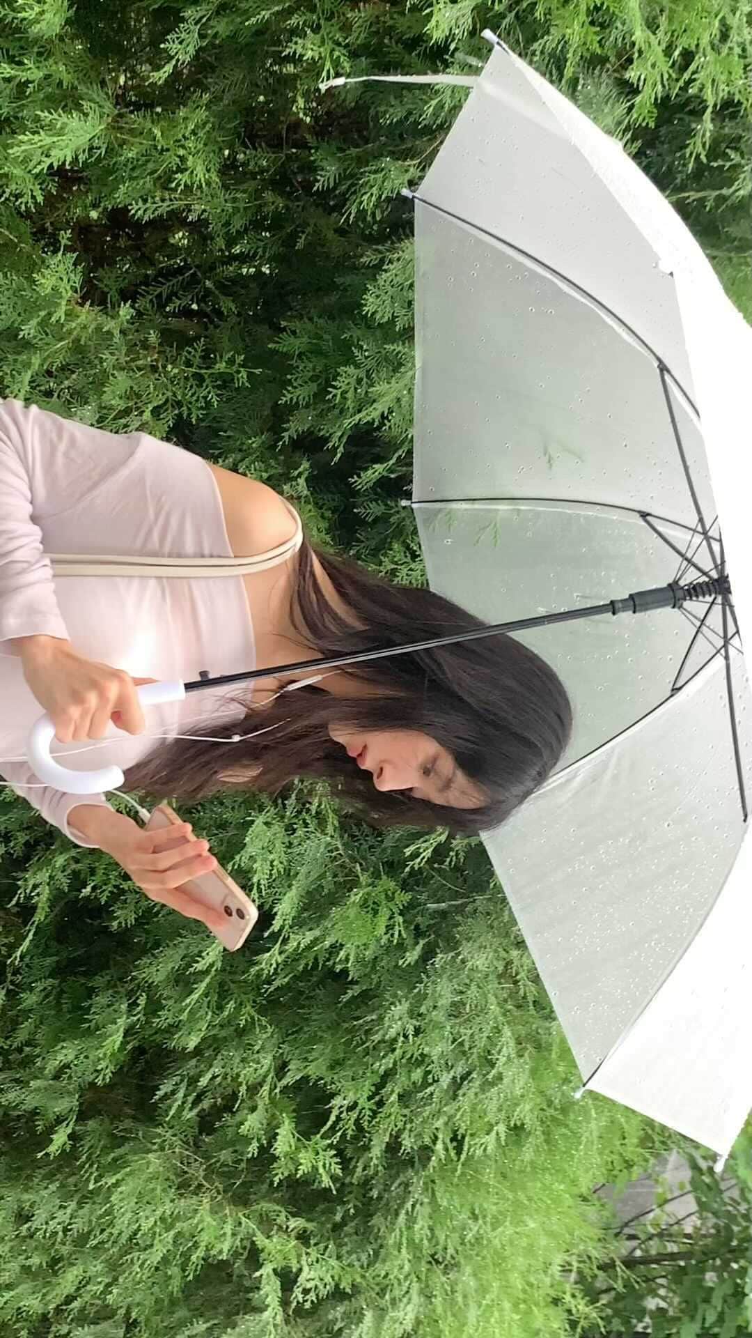 ミナ のインスタグラム：「비 오는 날 생각나는 노래들☔️」