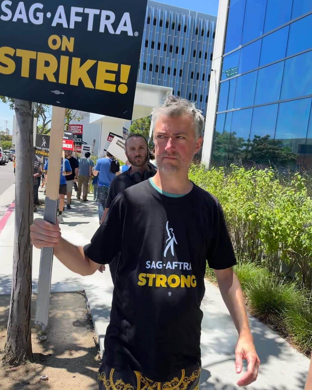 ショーン・ガンのインスタグラム：「This was quite a day on the picket line. To be continued.」