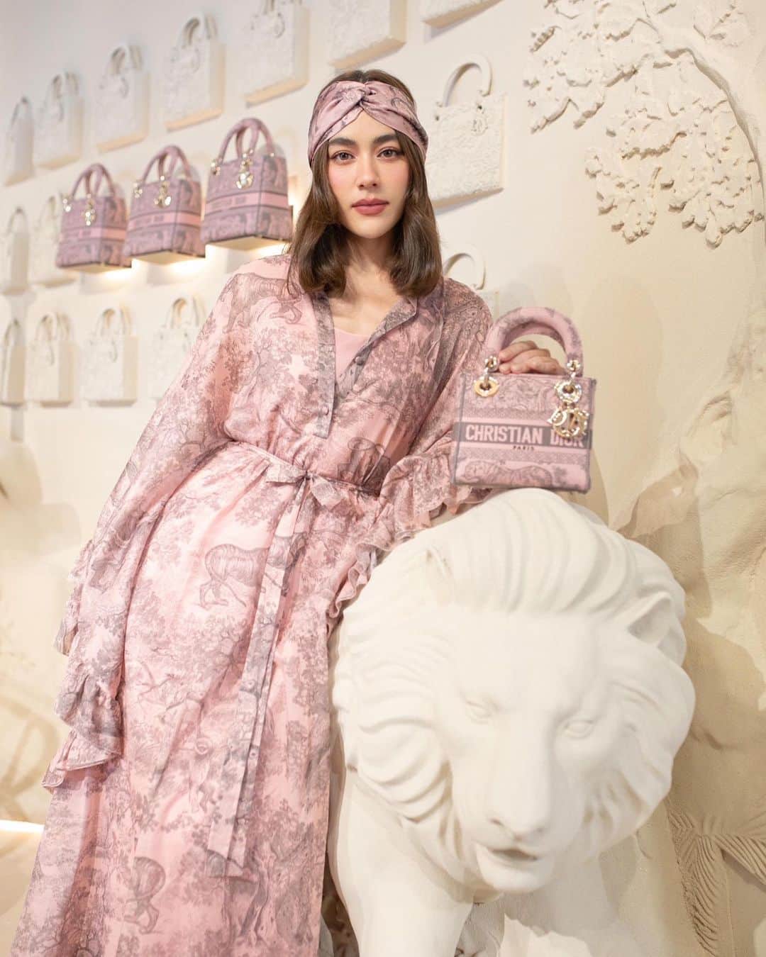 キンバリー・アン・ウォーテマス・ティアムシリのインスタグラム：「Come away with me to the #Dioriviera in Phuket  Discover @dior special pop-up today at @thesurinphuket until 30th July only.🩷 #dior」