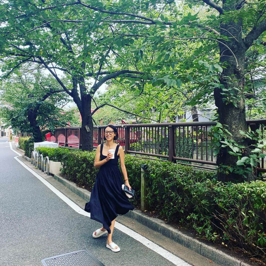 小泉里子さんのインスタグラム写真 - (小泉里子Instagram)「本日42歳を迎えました。 年々、しっくりくる年齢に なっていると感じます。 歳を重ねるということは、 経験が増え人生に厚みが出る。 ま〜シワやシミなんかも増えるけど それもまた良し！ ナチュラルに自分らしく 綺麗になりたいという欲は ほどよく保ちつつ あまり自然の流れに抵抗しないように 自分らしく美しく生きる  そんな42歳でーす。笑  いつも見てくれてありがとうございます。  #mybirthday」7月15日 15時29分 - satokokoizum1