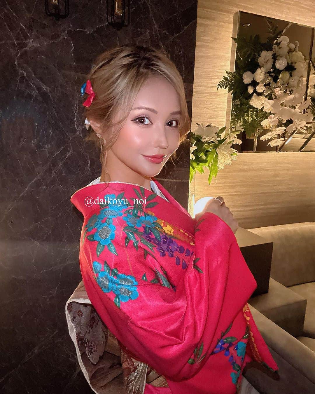 のいちゃんのインスタグラム：「. . 🎀 ２日目のお着物はピンク💘 年甲斐もなく頭にリボンを たくさん付けてましたよっ🤣🤣🤣 . . . #afactory @club_nils_official  #北新地#進撃のノア#nils #のいちゃん」
