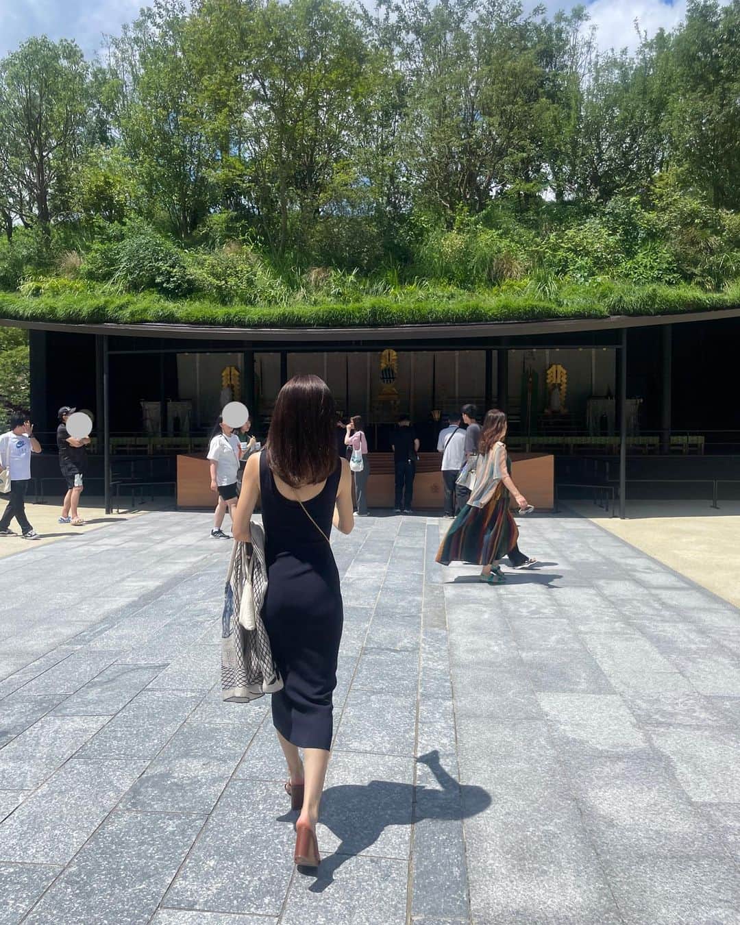 大戸千絵のインスタグラム：「少し前に久しぶりに太宰府天満宮いったら、すっっごい変わってたんだけど、これは仮殿でまた本殿は生まれ変わるらしい🌳🥹これで仮ってすごい。 風鈴もたくさんあって、音がすごくいいし、美味しいランチスポットもできててますます賑わってました。 #太宰府天満宮」