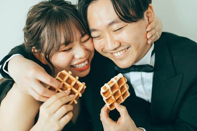 プレ花嫁の結婚式準備サイト farny 【ファーニー】さんのインスタグラム写真 - (プレ花嫁の結婚式準備サイト farny 【ファーニー】Instagram)「@farny_weddingをフォローして #プラコレ #美花嫁図鑑 を付けて投稿してください⡱ . ‥‥‥‥‥‥‥‥‥‥‥‥‥‥ Today's wedding photo from... @s_wd0625 さん⚐* . お二人の仲良しショットが可愛すぎる💓  ワッフルを持ったお二人らしい前撮り撮影が可愛すぎますよね🧇✨ ブラックで合わせた統一感のあるコーディネートも素敵です🖤 . ‥‥‥‥‥‥‥‥‥‥‥‥‥‥ . \\花嫁ライター募集中// @farny_wedding のDMに ”farny花嫁ライター希望”とお送りください✈︎✉︎ . \\花嫁アプリ // プロのアドバイザーに結婚式の相談を何度でも ウェディングドレスの記事や、 自分のウェディングレポを残せちゃう♡” . >>>TOPのURLからcheck ⋈ @placole_dressy >>>結婚のご相談は プラコレウェディングアドバイザーへ♡ @wedding_adviser >>>ウェディングレポを残したいなら、 farny by プラコレをcheck ✎ @farny_wedding >>>ウェディングアイデア＆DIYは ドレシーアイデアcheck ❁ @dressy_idea >>>素敵なドレスに出会いたい花嫁さま♡ @dressyonline_をcheck >>>お洒落で可愛いパパママ婚やフォトは @dressy.baby をcheck ∴ >>>鎌倉にOPEN”お花とドレスと紅茶のカフェ” @dressyroom_teaをcheck𓌉𓇋 . ‥‥‥‥‥‥‥‥‥‥‥‥‥‥  #プレ花嫁 #卒花嫁 #結婚準備 #結婚式 #結婚式場 #当日レポ #撮影指示書 #weddingtbt #weddingdress #ウェディングドレス #ウェディングフォト #ブライダルフェア #farnyレポ #美花嫁図鑑 #mydress #大人花嫁 #花嫁コーデ #花嫁コーディネート　#前撮り #前撮り撮影 #ブラックドレス」7月15日 15時31分 - farny_wedding