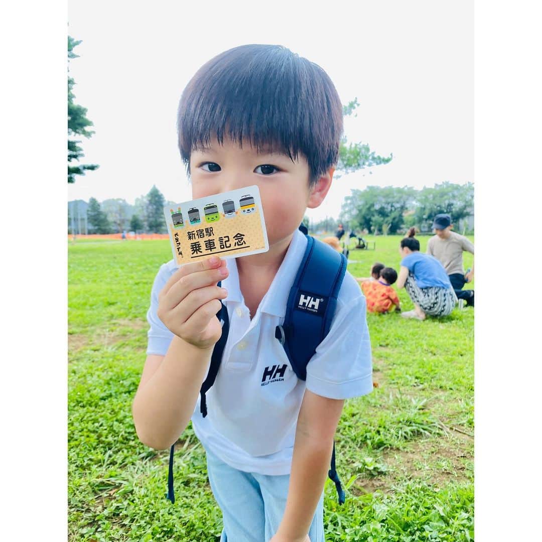 原川愛さんのインスタグラム写真 - (原川愛Instagram)「皆さんにほっこり話しをお裾分け！  月一で行っている 公園での朝活。 みんなで集まって運動したら コーヒーを飲んでブレイクタイム。 大体晴れているので いつも心地よいです☺︎  運動をみんなでできる喜びはもちろんなんですが、 そのあとの【おしゃべり】がとても楽しいのです☺︎  家族での参加も多く お子様ももちらほら参加してくれるのですが この日は初めましてのお子様がいらしていて 大きなお友達に（大人たち笑） 自分のおやつである飴ちゃんを配ってくれました☺︎ ですが…飴ちゃんが足りなくなってしまったのです。。。 その子はどうしたと思いますか？ なんと… 自分が大切にしているカードを あげるよ！って渡そうとしたんですよー！ そんな心優しいお子様に 大きなお友達たちはタジタジ。笑 いいよーっと言いつつ 何だかもらわないといけない雰囲気が漂い ありがとーーーと喜んで貰って そのあとそっとお母様にお返ししました。笑  貰えなかった人に対して 自分が大切にしてる物を 何の迷いもなく 文句一つ言わずに スッと差し出した彼は 誰よりも大人にみえた✴︎  そして 私の甥っ子は 電車をこよなく愛しているのですが その話をしたところ 『僕の電車のカードを プレゼントするよー』 と渡してくれました。 流石に申し訳なさすぎて 写真を撮って甥っ子にみせる！！！ きっとすごく喜ぶーーー！ 写真撮ってもいい？ と言って撮らせてもらった✴︎  甥っ子もとても喜んでいましたが、 私もとても嬉しかったし大切な宝物になりました、とさ✌︎  よりハートフルな一日になりました！ ありがとうね♡  ※お子様の写真は許可をいただきました。  また次の朝活が楽しみです！！」7月15日 15時33分 - aiharakawa93