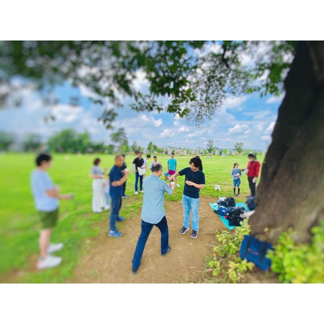 のインスタグラム：「皆さんにほっこり話しをお裾分け！  月一で行っている 公園での朝活。 みんなで集まって運動したら コーヒーを飲んでブレイクタイム。 大体晴れているので いつも心地よいです☺︎  運動をみんなでできる喜びはもちろんなんですが、 そのあとの【おしゃべり】がとても楽しいのです☺︎  家族での参加も多く お子様ももちらほら参加してくれるのですが この日は初めましてのお子様がいらしていて 大きなお友達に（大人たち笑） 自分のおやつである飴ちゃんを配ってくれました☺︎ ですが…飴ちゃんが足りなくなってしまったのです。。。 その子はどうしたと思いますか？ なんと… 自分が大切にしているカードを あげるよ！って渡そうとしたんですよー！ そんな心優しいお子様に 大きなお友達たちはタジタジ。笑 いいよーっと言いつつ 何だかもらわないといけない雰囲気が漂い ありがとーーーと喜んで貰って そのあとそっとお母様にお返ししました。笑  貰えなかった人に対して 自分が大切にしてる物を 何の迷いもなく 文句一つ言わずに スッと差し出した彼は 誰よりも大人にみえた✴︎  そして 私の甥っ子は 電車をこよなく愛しているのですが その話をしたところ 『僕の電車のカードを プレゼントするよー』 と渡してくれました。 流石に申し訳なさすぎて 写真を撮って甥っ子にみせる！！！ きっとすごく喜ぶーーー！ 写真撮ってもいい？ と言って撮らせてもらった✴︎  甥っ子もとても喜んでいましたが、 私もとても嬉しかったし大切な宝物になりました、とさ✌︎  よりハートフルな一日になりました！ ありがとうね♡  ※お子様の写真は許可をいただきました。  また次の朝活が楽しみです！！」