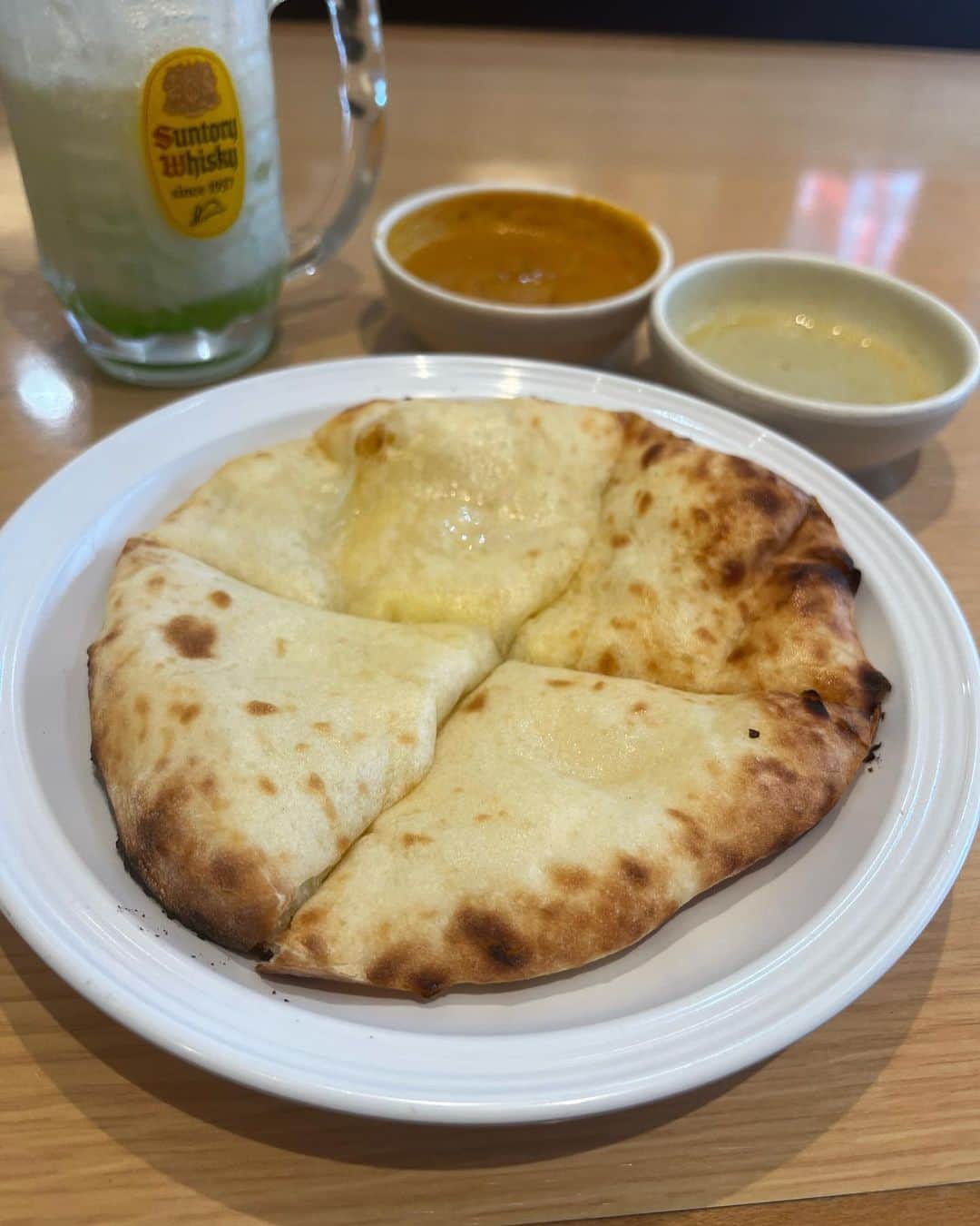 神谷麻美さんのインスタグラム写真 - (神谷麻美Instagram)「#印度 炭焼きチーズナン食べ放題コース 食べたよ🥰💖✨️  チーズナン美味しかったから、おかわりしたっ🥰💖✨️  炭焼きチーズナン、炭焼きナン、日替わりカレー4種、ライス、サラダが食べ放題のコースだよ💖✨️  日替わりカレーは、 バターチキン、グリーンカレー、きのこ、ほうれん草 だったよ💖✨️  私はバターチキンとグリーンカレーが好き🍛💖✨️  ラッシークリームソーダも美味しかった🥰💖✨️  PR @indoshimokitazawaten #印度下北沢店 #下北沢グルメ #下北沢カレー #ナン食べ放題」7月15日 15時34分 - asamice428