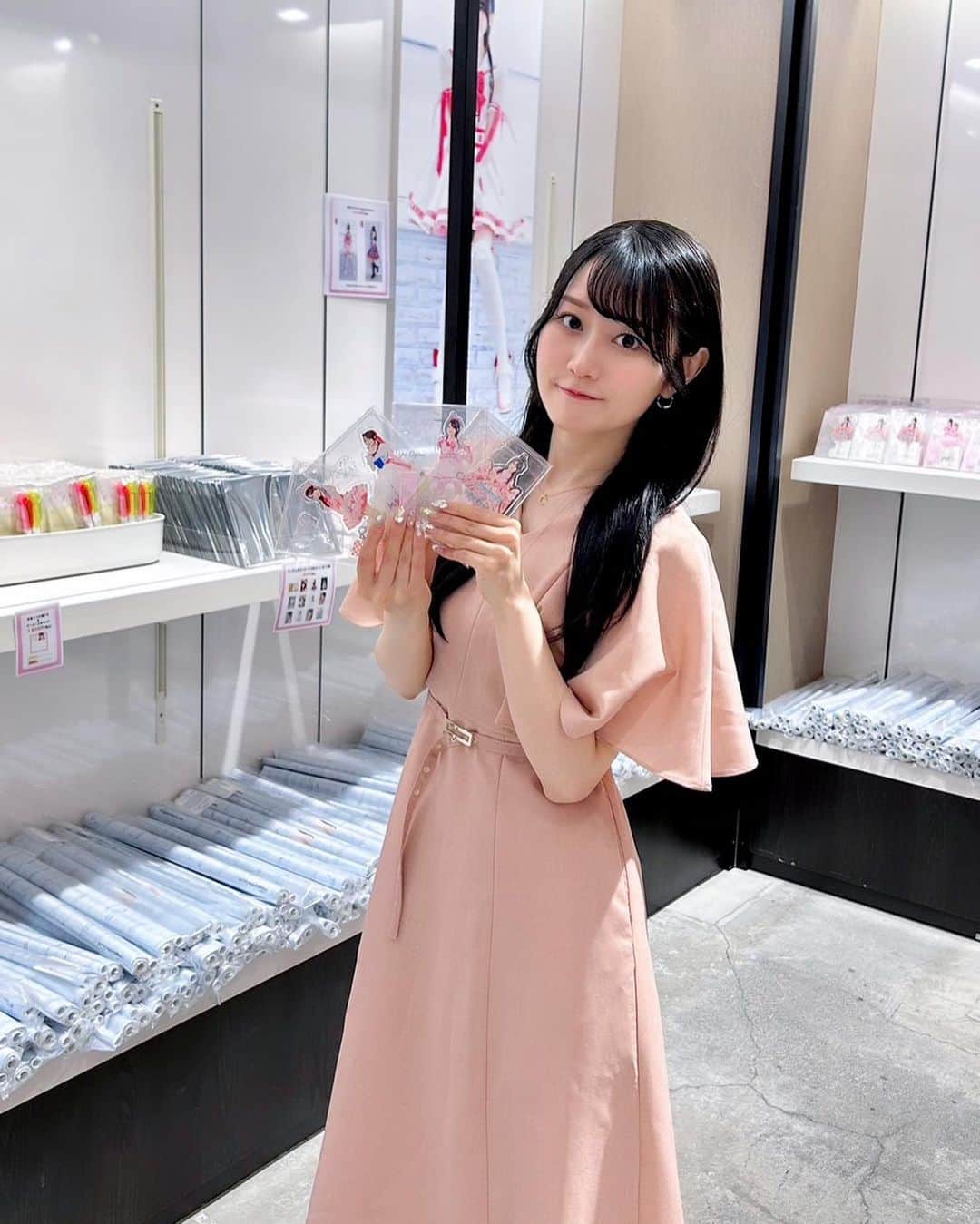 小倉唯のインスタグラム：「本日より開催の衣装展👗 #ゆいくろーぜっと  皆さまよりも、ひと足お先に 遊びに行ってきました〜(*´꒳`*)💗  10周年記念ということで、 約100着ほど並んだ衣装には 自分でも圧巻🥺🙌✨  子どもの頃に大好きだった、 リカちゃん人形のお衣装が並べられているような感覚に近いかも😳笑  実現することができて 本当にうれしいな☺️  かわいいお洋服が好きな方にも、 ぜひ足を運んでいただきたいです♡  有楽町マルイさんの7階で開催中♫ 📚衣装図鑑　や 💗オリジナルグッズ　の 販売もありますので是非🥳 開催は7/30までです〜。  ✨詳細はこちら✨ チケットやグッズなど ▶︎ https://seigura.com/news/116703/  イベント情報 ▶︎ https://seigura.com/news/117525/  ※店内は、一部撮影スポットを除いて　撮影禁止となっております。 ※衣装にはお手を触れないよう、ご注意ください。」
