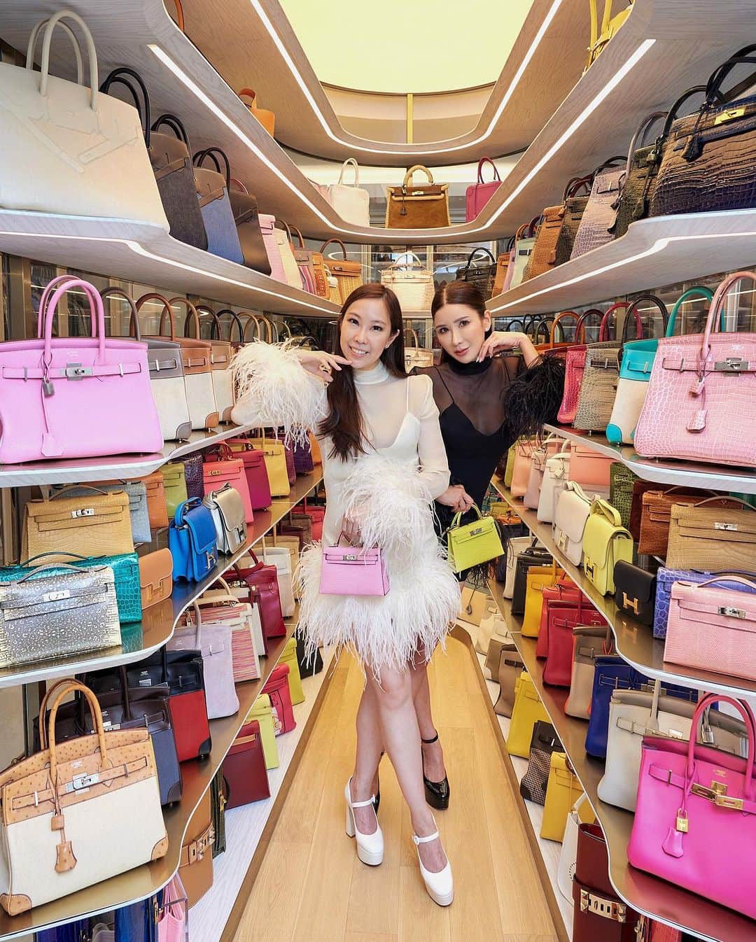 ジェイミー・チュアのインスタグラム：「Trapped in a handbag capsule with @dr.angela.lee」