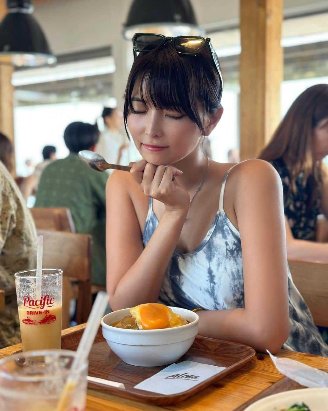 ききまるさんのインスタグラム写真 - (ききまるInstagram)「シミケア♡ . 年がら年中、南国に遊びに行っていて🏝️☀️✈️ 日本の何倍もの紫外線と言われている国でビキニを着たりしているバカな私は1年中肌黒め。 . 純日本人だし、コロナの間は身動きが取れず、肌白い期間もあったから地黒なわけではないのだけど🥹 . 誰よりもすぐ黒くなってしまう私だから、日焼けしちゃうのは体質的に諦めていて、 その後のケアは一応しているよ😢 . 日焼け止め、帽子、サングラス、ラッシュガード、日傘、内服薬、保湿などなど 日々一応気をつけてはいるけど 日焼けを気にして外に出れないのは嫌。 . お節介なおじさんたちは日焼けしてる私を見て「将来大変だよ〜」なんて言うけれど、　私の人生は私のもの😎 日焼けを気にしてやりたいことができない人生は私にとって不幸でしかない。 日焼けを気にしながら楽しいことに貪欲でいる分には、将来後悔することなんて私はないと思う！てかしないようにする！ . 世間から見て美しいことだけが幸せなのか。 そうじゃないと思う。 . 私にとって日焼けは人生を楽しんだ証✨☀️ . . ということで、何もケアしないのは恐ろしいので、この前1.2年ぶりにしみとりレーザーをしてもらいました✨ 今回は相良先生にお願いしました🤲 @tclinic_sagara  . すごく丁寧に先生自身が顔にレーザーをあててくれて、同時に白玉点滴と幹細胞点滴もお願いしました😌👏✨ . 相良先生にカウンセリングで、 「血管が透けて見えるくらいすごく肌が薄いから皮膚が厚い人よりもシワになりやすいし弛みやすい」と教えてもらったので、そのケアも今後していけたらなと思ってます💪 . 今後もこの肌質と向き合いながら人生を楽しみたいと思います☀️ . . . #pr . .  . #肌ケア　#アンチエイジング　#肌ケア大事 #日焼け #日焼け対策 #日焼け女子 #小麦肌　#小麦肌女子 #日焼け肌 #日焼けケア #しみとり　#シミ取り #シミ取りレーザー #シミケア #シミ対策 #シミ改善」7月15日 15時42分 - kikigram_97