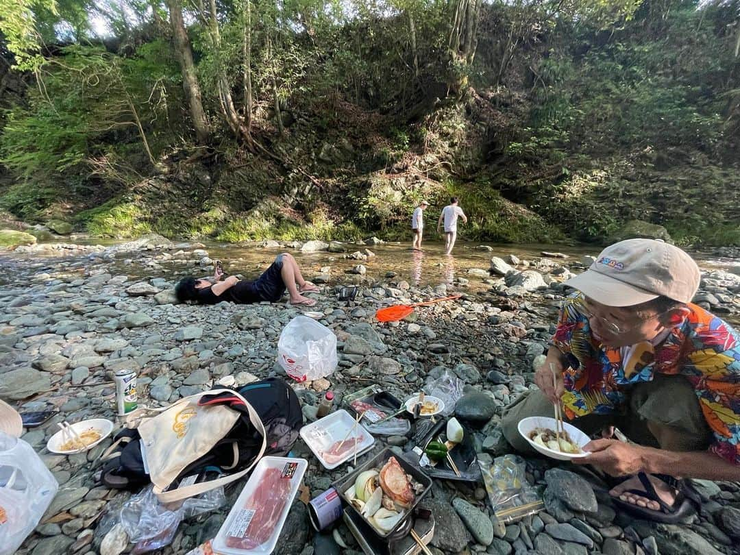 小島あやめさんのインスタグラム写真 - (小島あやめInstagram)「夏ですね！水分補給忘れずに！ 先日、タテオさん、ランジャタイ伊藤さん、 浜村凡平太さん、ガロイン薗田さんと川へ！ 最初は3人で川釣りに行こうとなってたのですが、 行く途中に遭遇した浜村さんと薗田さんも一緒に行くことになり、 とても不思議なメンバーとなりました！ 行きも帰りも、笑ってしかいませんでした！ ミニBBQしたり、水に入ったり、自然と戯れて 近くのレトロ温泉に行ってカラオケしての 最高な1日を過ごしました！ みなさんとても優しくて、とても楽しかったです！ ありがとうございました😊また行きましょう！ いろんなことに負けずに頑張ろうと思えました！ 思い出写真たくさんです！  #伊藤さんと私と川 #家のようにくつろぐ伊藤さんと川に入るタテオさん浜村さん玉ねぎ食べる薗田さん #食事の様子 #浜村さんと少年あやめ #伊藤さんが撮ってくれた私 #レトロ温泉集合 #SAでの一コマ #夏の少年伊藤さん #夏の思い出」7月15日 15時42分 - ayame_kojima