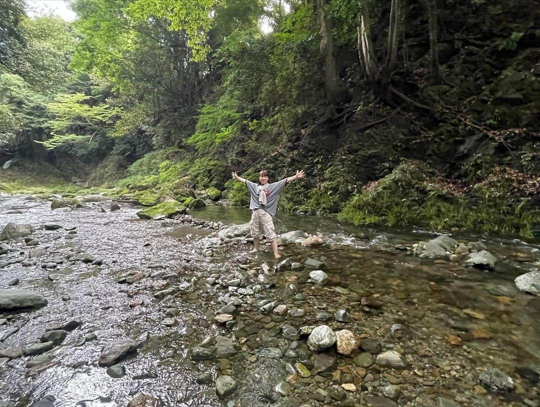 小島あやめさんのインスタグラム写真 - (小島あやめInstagram)「夏ですね！水分補給忘れずに！ 先日、タテオさん、ランジャタイ伊藤さん、 浜村凡平太さん、ガロイン薗田さんと川へ！ 最初は3人で川釣りに行こうとなってたのですが、 行く途中に遭遇した浜村さんと薗田さんも一緒に行くことになり、 とても不思議なメンバーとなりました！ 行きも帰りも、笑ってしかいませんでした！ ミニBBQしたり、水に入ったり、自然と戯れて 近くのレトロ温泉に行ってカラオケしての 最高な1日を過ごしました！ みなさんとても優しくて、とても楽しかったです！ ありがとうございました😊また行きましょう！ いろんなことに負けずに頑張ろうと思えました！ 思い出写真たくさんです！  #伊藤さんと私と川 #家のようにくつろぐ伊藤さんと川に入るタテオさん浜村さん玉ねぎ食べる薗田さん #食事の様子 #浜村さんと少年あやめ #伊藤さんが撮ってくれた私 #レトロ温泉集合 #SAでの一コマ #夏の少年伊藤さん #夏の思い出」7月15日 15時42分 - ayame_kojima