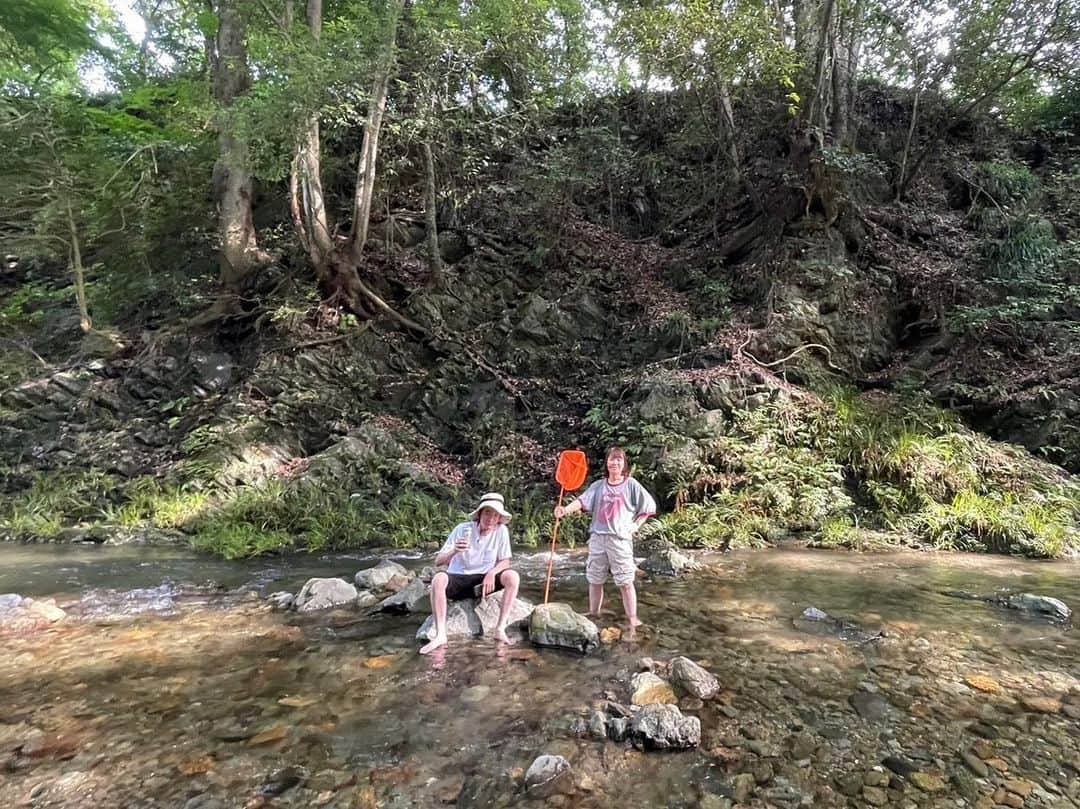 小島あやめさんのインスタグラム写真 - (小島あやめInstagram)「夏ですね！水分補給忘れずに！ 先日、タテオさん、ランジャタイ伊藤さん、 浜村凡平太さん、ガロイン薗田さんと川へ！ 最初は3人で川釣りに行こうとなってたのですが、 行く途中に遭遇した浜村さんと薗田さんも一緒に行くことになり、 とても不思議なメンバーとなりました！ 行きも帰りも、笑ってしかいませんでした！ ミニBBQしたり、水に入ったり、自然と戯れて 近くのレトロ温泉に行ってカラオケしての 最高な1日を過ごしました！ みなさんとても優しくて、とても楽しかったです！ ありがとうございました😊また行きましょう！ いろんなことに負けずに頑張ろうと思えました！ 思い出写真たくさんです！  #伊藤さんと私と川 #家のようにくつろぐ伊藤さんと川に入るタテオさん浜村さん玉ねぎ食べる薗田さん #食事の様子 #浜村さんと少年あやめ #伊藤さんが撮ってくれた私 #レトロ温泉集合 #SAでの一コマ #夏の少年伊藤さん #夏の思い出」7月15日 15時42分 - ayame_kojima