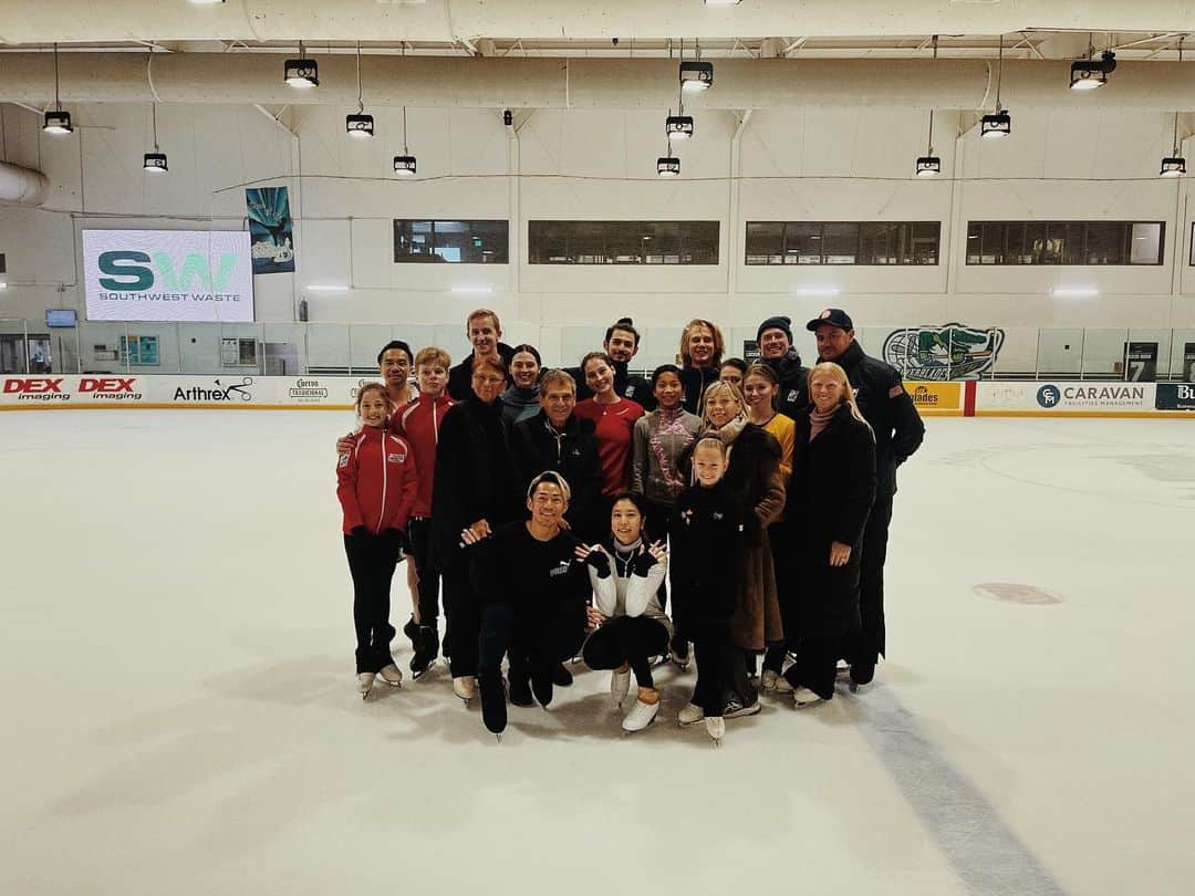 村元哉中のインスタグラム：「Family in Florida 💛 Words cannot describe enough all memories made here and we are forever grateful to everyone’s kindness and support 🙏🏻  Thank you to all our coaches, Matterhorn, Hertz arena, friends and family for making us feel at home.  Will miss you all so much and wishing everyone best of luck this season !!! 💪🏻 Excited to turn the page and a start new chapter !  ⠀⠀⠀⠀⠀⠀ たくさんの方々に支えられて、フロリダ生活がついに終わりをむかえました！ 数えきれない思い出と、色んな時間を過ごしたコーチ、チームメイト、ご家族のみなさんに感謝の気持ちでいっぱいです！ ありがとうございました✨」