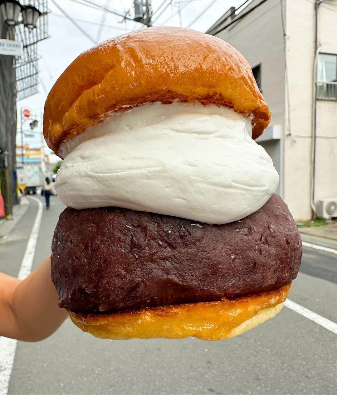 Coffee & Toast Tokyoさんのインスタグラム写真 - (Coffee & Toast TokyoInstagram)「"ぼってり" ぼたもちバーガー‼︎ 🩶🩶🩶🩶🩶🩶🩶🩶🩶🩶  “Where there’s Japanese rice cake there’s hope.”  優しい自然の甘さのぼたもちをたっぷりのホイップクリームと一緒に。  がぶりと頬張るぼたもちバーガー、 たまらんです😋😋😋  . . . . . #ぼたもちバーガー #ぼたもち  #おはぎ  #ホイップクリーム  #あんこ  #あんパン  #ohagi  #beanscake  #wagashi  #japanesefood  #あんこスイーツ  #あんこ好き   #三軒茶屋ランチ  #世田谷線カフェ  #パンスタグラム  #東京カフェ  #三軒茶屋カフェ #三軒茶屋  #パン #三茶カフェ  #三茶 #田園都市線カフェ #コーヒーアンドトースト  #coffeeandtoast #foodie  #foodiegram」7月15日 15時49分 - coffeetoast2