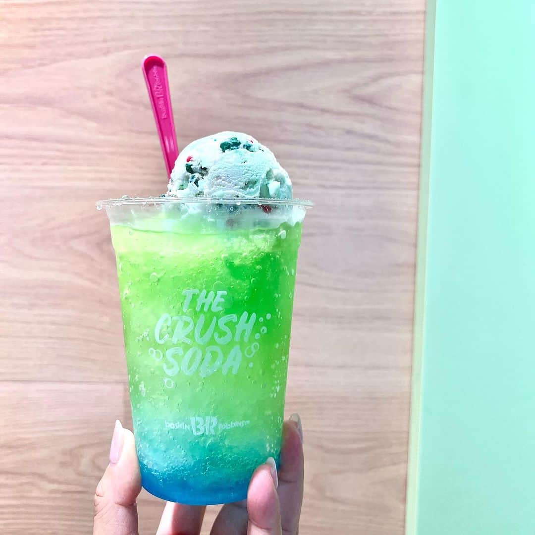 千葉あやのインスタグラム：「. たまにはアルコール以外の飲み物も🤭  久々過ぎるほど久々に、31アイスクリームへ🍨  一番好きなのはポッピングシャワー🩵  長女さんがハマりまくっているスプラトゥーン3コラボなんだって🦑🐙」