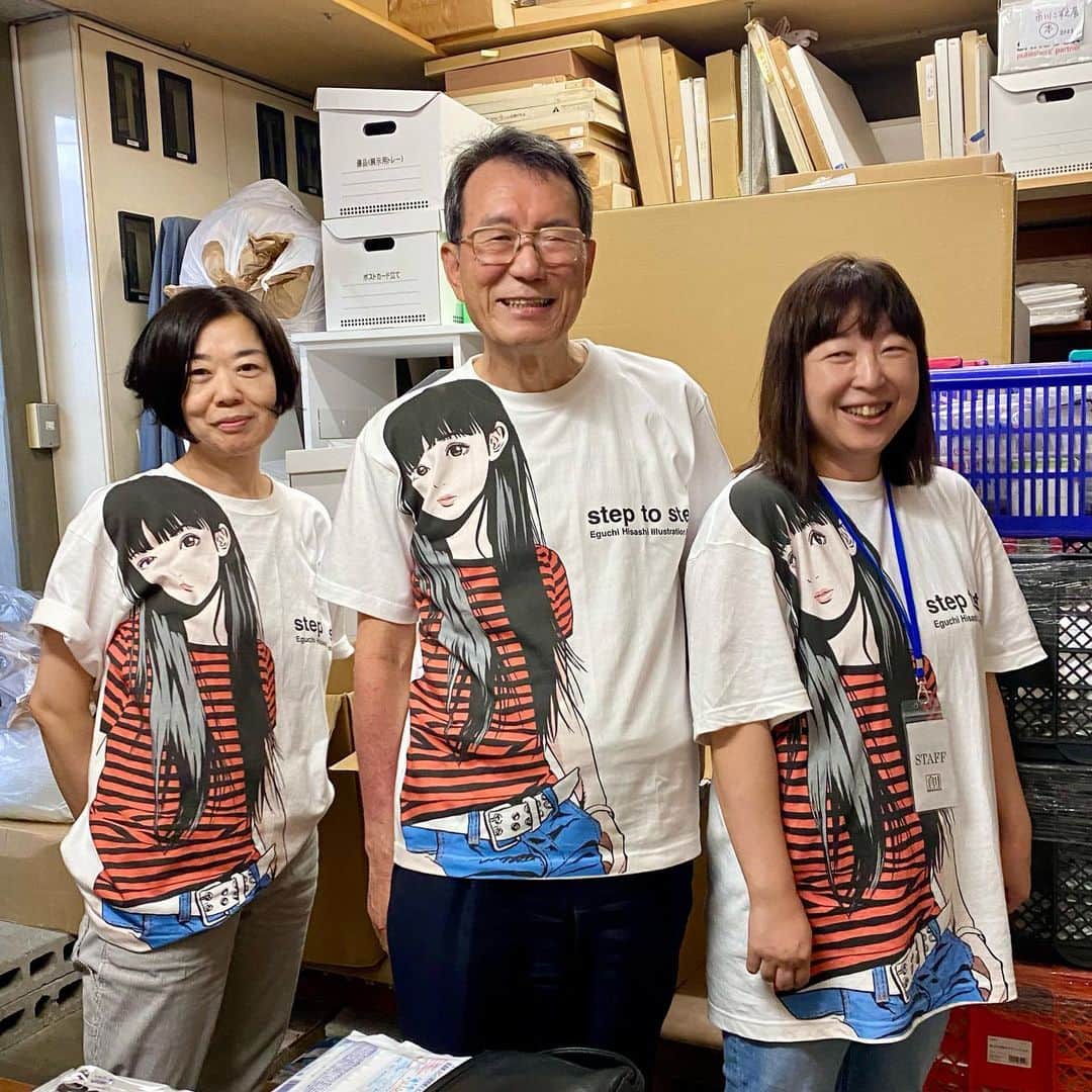 江口寿史のインスタグラム：「ギャラリーのバックヤードにボーダーガールＴ着たおっさんが！と思ったらリベスト社長だった。（意外と似合う🤣）」