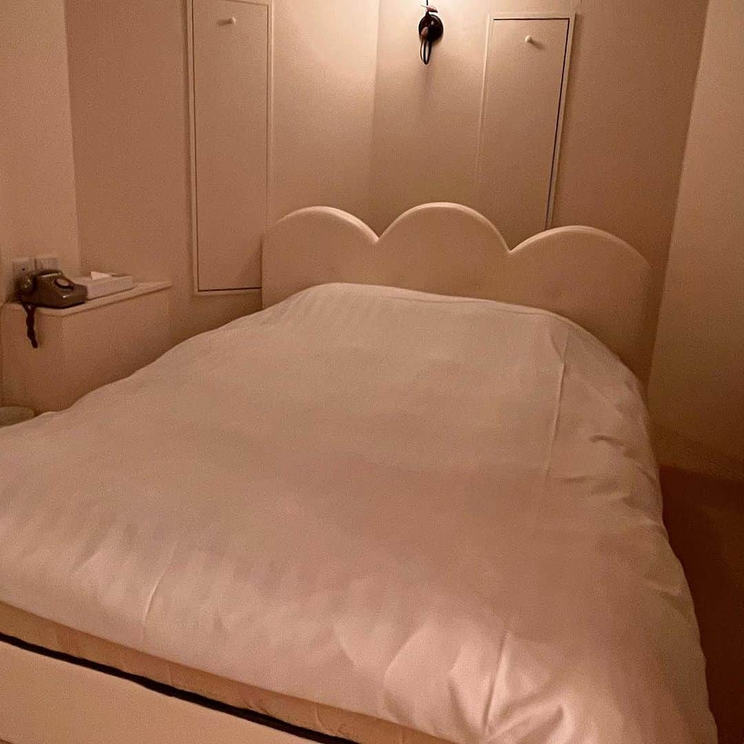 神崎りのあさんのインスタグラム写真 - (神崎りのあInstagram)「ホテルファミーさん(@hotel.famy.love )の 《312号室》のお部屋💗  今ファミーさんではコスプレグランプリを開催しているみたい❣️🥰💕 #ファミーコスプレグランプリ みんなも参加しちゃお❣️  ファミーさんのお部屋スタジオは何処も広い❣️  今回お邪魔させて頂いたお部屋は  ■大きくて素敵なベッドもあり❣️  ■姫家具たくさん💕  ❣️撮影プランは予約制❣️ 詳しくはホームページをチェック‼️ https://hotel-famy.com/  ❤︎ HOTEL FAMY ❤︎ 〒262-0033  千葉県千葉市花見川区幕張本郷1-33-22  043-271-5711  幕張本郷駅より徒歩５分 京葉道路幕張インターから１分  ♡ROOM 54室 ♡PARKING 54台  @hotel.famy.love #ホテルファミー #hotelfamy #レジャーホテル #カップルホテル #千葉県 #千葉県ホテル #コスプレ撮影 #コスプレイヤーさんと繋がりたい #コスプレ好き #コスプレ撮影会 #コスプレ撮影可能 #コスプレ撮影スタジオ #コスプレ撮影千葉 #コスプレ撮影東京 #ラブホテル #ラブホ #ラブホテル撮影 #ドラマ撮影 ＃映画撮影 #映画撮影場所 #cosplay #japaneselovehotels #japanesecosplayer」7月15日 16時03分 - rinoa_kanzaki