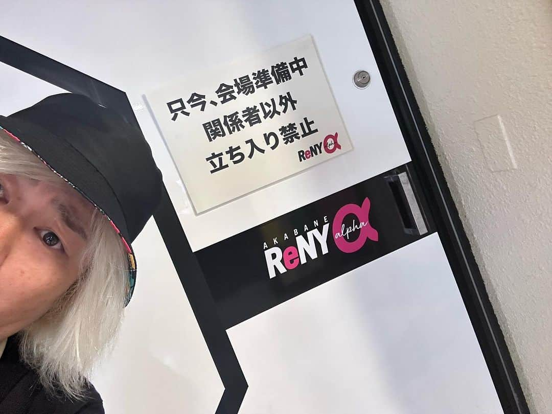 堀内貴司のインスタグラム：「本日はこちら！ 赤羽のライブハウス「ReNY」さんで 赤羽でお馴染みのおでん屋のマスターの還暦お祝いライブMCです 18:30から！地元で祭りライブです！ 夏が始まる！！ #丸浩ナイト #おでん #おでんの丸浩 #ReNY #赤羽 #堀内馬鹿祭」