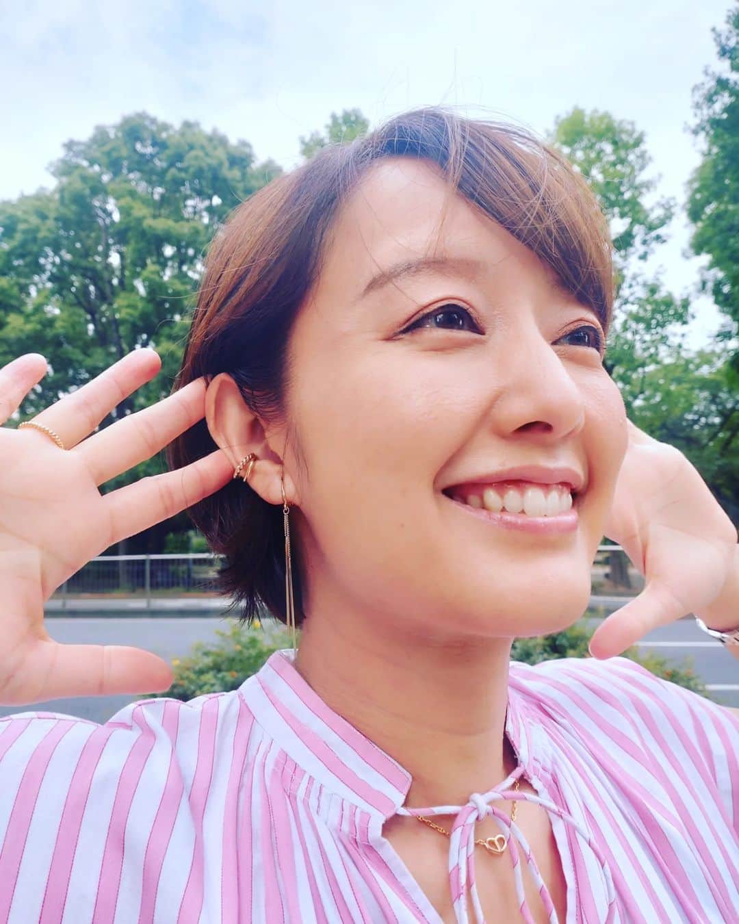 中村仁美さんのインスタグラム写真 - (中村仁美Instagram)「顔に羽が生えて 顔だけどこかに飛んでいきそうな写真 今日は珍しくピンク ...