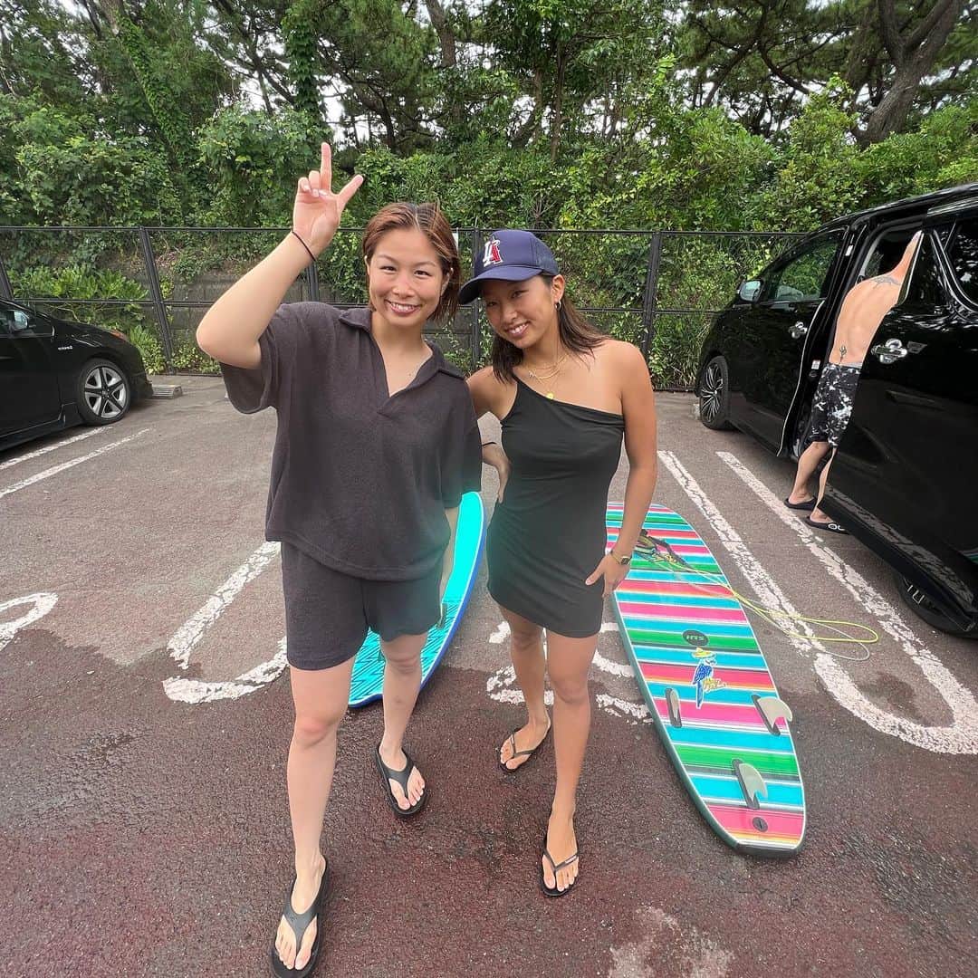 浅倉カンナのインスタグラム：「初サーフィン🏄‍♀️ 楽しかった〜！！ ゆうな教えてくれてありがとう💛 @yunaosawa  たけさんいつもありがとうございます🩶 @beluga_photo」