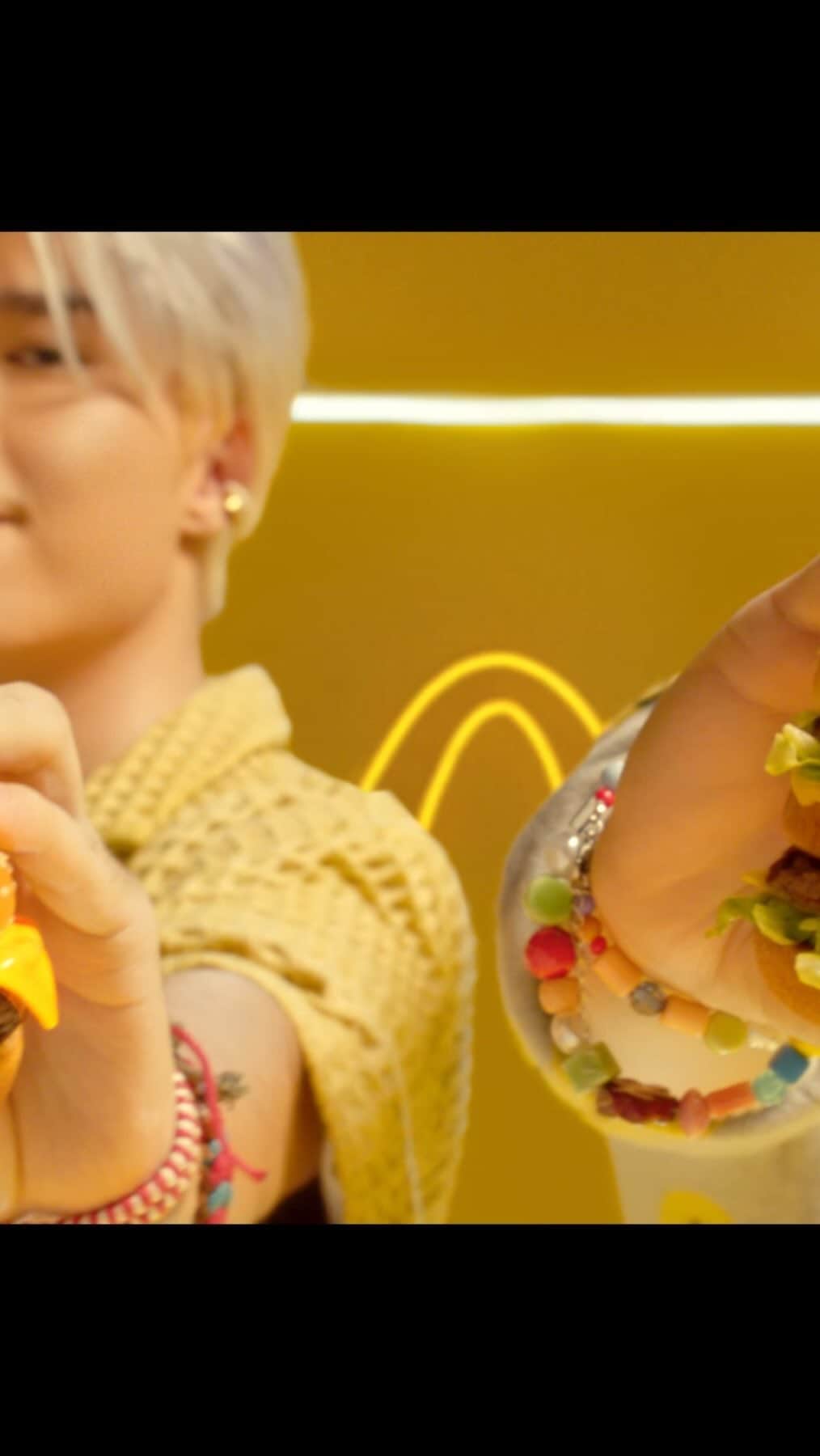 McDonald's Philippinesのインスタグラム：「Listen up, y’all! 📣 Elmo and Arkin Magalona can’t help but rap about #McDoBurgERRRRs – now made hotter, juicier, tastier (vs. our previous formulation). Iba ang sarap all overrr! 👏  ASC REF NO. G0258P071123M」
