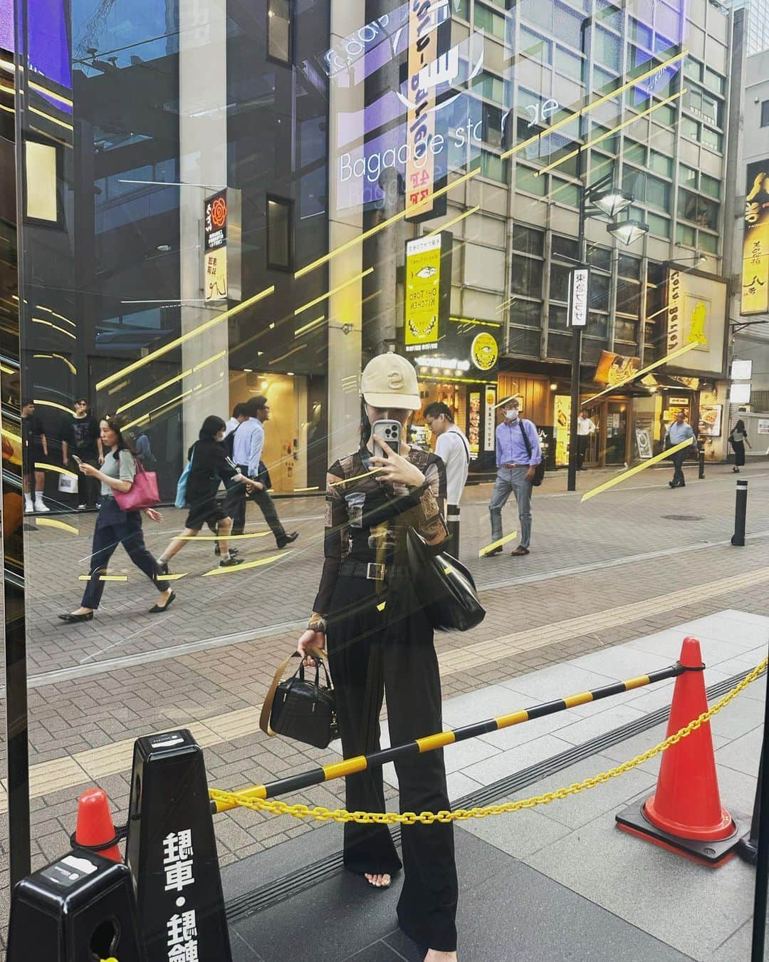 松平璃子のインスタグラム：「最近#りこぴのクローゼット    @sacaiofficial のcap @ganni のone-piece @mardi_mercredi_japan のset up @helk_official のtops @careering.jp のaccessory  お気に入り達だょ🐈 系統バラバラ🎠🤍  #松平璃子 #りこぴ」