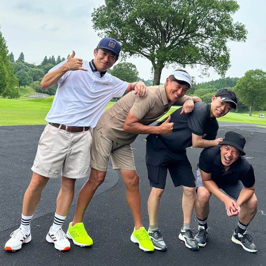 のインスタグラム：「ひさしぶりの成田ゴルフ倶楽部。 いつかメンバーになりたい大好きなコース。  この日、ドラがマン飛びする戸賀さん @togacci53 に対して(IN 12番では280ydくらい飛んでみんなドン引き）、こちらはグリーン周りとパターでしのぐおじいちゃんゴルフでなんとか食らいつきました。  飛距離のあるドライバーは男のロマンだよなぁ。。 戸賀さんは17番PAR5でもサクッと2オンイーグル🦅 こちらは4オンでガッツパー✋ （JAWS RAWウェッジの生溝のお陰です。メチャおすすめ）  今日のラウンドも全部歩き。 ランチはサラダ。 あと1週間でジムの減量大会も終わり！ @flux.conditionings  三連休も引き続きゴルフダイエット！」