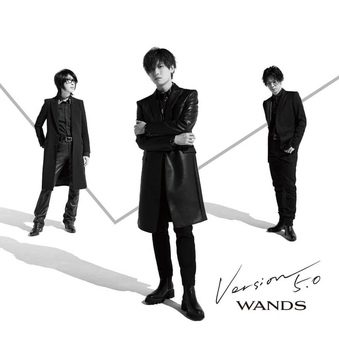 WANDSさんのインスタグラム写真 - (WANDSInstagram)「7thAL 収録曲決定 & アートワーク公開！  WANDS 7th AL『Version 5.0』  💿【初回限定盤 A】CD+Blu-ray <MV5 曲収録>  💿【初回限定盤 B】CD+ フォトブックレット  💿【通常盤】CD  <Bonus Track「ありふれた言葉で [Acoustic Version 5.0]」」収録！>   [収録曲] 全12曲   01.We Will Never Give Up  作詞：上原大史 / 作曲・編曲：柴崎浩  02.GET CHANCE GET GROW 作詞：上原大史 / 作曲・編曲：柴崎浩  03.WONDER STORY 作詞・作曲・編曲：上原大史  04.RAISE INSIGHT 作詞：上原大史 / 作曲・編曲：柴崎浩  05.空へ向かう木のように 作詞：上原大史 / 作曲・編曲：柴崎浩  06.官能SADISTICに濡れて 作詞：上原大史 / 作曲・編曲：柴崎浩　  07.SHOUT OUT!! 作詞・作曲・編曲：上原大史  08.YURA YURA 作詞：上原大史 / 作曲・編曲：柴崎浩  09.愛を叫びたい 作詞：上原大史 / 作曲・編曲：柴崎浩  10.カナリア鳴いた頃に 作詞：上原大史 / 作曲・編曲：柴崎浩  11.世界が終るまでは… [WANDS第5期ver.]  作詞：上杉昇 / 作曲：織田哲郎 / 編曲：柴崎浩  12.MILLION MILES AWAY [WANDS第5期ver.]  作詞：上杉昇 / 作曲：木村真也 / 編曲：柴崎浩  【Bonus Track】※通常盤のみ収録 13.ありふれた言葉で [Acoustic Version 5.0]  作詞：上杉昇 / 作曲・編曲：柴崎浩  さらに初回プレス分にはMVメイキングが視聴できるSPECIAL MOVIE視聴用シリアルナンバー入り!  詳しくはプロフィールのリンクからHPをチェック！  #Ver5 #WANDS #第5期 #上原大史 #柴崎浩 #木村真也」7月15日 16時15分 - wands_official