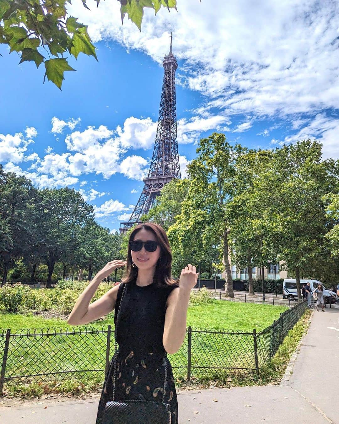 安岡あゆみさんのインスタグラム写真 - (安岡あゆみInstagram)「. in Paris🇫🇷 今回の旅の大本命、パリ🥖 14日がフランス革命記念日だったのでパリ祭も参加しました。 シャンゼリゼ通りでエマニュエル・マクロン大統領臨席のもとで行われる軍事パレードと航空パレードは圧巻…！ この日はお店もほとんどお休みで、フランス全体が盛り上がっていました🥂 感動と興奮の体験や素敵な出逢い、思いがけないサプライズもあり最高な4日間✨ 最高の想い出ができました💭 . . #paris #france #effeiltower #joyeux14juillet #ayumi_y_travel #パリ #フランス #パリ旅行 #フランス旅行 #フランス革命 #フランス革命記念日 #エッフェル塔 #ヨーロッパ旅行 #ヨーロッパ周遊」7月15日 16時19分 - ayumi_yasuoka