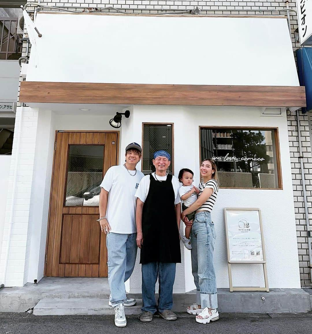 ?Yukihiro Ito?のインスタグラム：「🍞🌾🍞🌾🍞🌾 ・ ・ クラファンでの皆さまからのご支援のおかげ様で 本日無事に全面改装が完了致しました㊗️🎉 ・ その節は本当にありがとうございました🙇‍♂️🙇‍♀️ ・ ・ 改装完了につきまして 来たる明後日の【7月17日の10:00〜19:00】に  リニューアルオープンキャンペーンと致しまして ご来店頂き¥1,500円以上を お買い上げの方先着30名の方に ・ コメコノトリコ名物と言っても過言ではない 米粉のシュークリーム3個セットと コメコノトリコオリジナルステッカーを プレゼントさせて頂きます😆🎁👏 ・ ・ リニューアルオープンキャンペーンは 7/17〜7/19の3日間、毎日先着30名の方に 上記をプレゼントさせて頂きますので 是非とも新しくなったお店を 見に来て頂ければと思います😆 ・ ・ コメコノトリコ🍞🌾十三本店🏬 ・ 〒532-0023 大阪府大阪市淀川区十三東3-7-4 ※淀川区役所の裏です ・ ・ 尚、クラファンのリターンに関してですが 日々作製しお送りしてはいるのですが 何分作れるのが北井さん1人という事と ご支援者様の数が予想以上に多かった為 まだ行き届いていないところもございます💦 ・ 7月中には全ての方にお送り完了出来るように 目標を立て日々邁進しておりますので ご理解ご了承の程宜しくお願い致します🙇‍♂️🙇‍♀️ ・ ・ ・ ・ #コメコノトリコ#米粉パン#米粉#米粉スイーツ  #米粉シュークリーム#パン屋さん#パン#食育 #オーガニック#自然派育児#人を良くすると書いて食 #ヴィーガン#ヴィーガンスイーツ#vegan #グルテンフリー#glutenfree#glutenfreefood #グルテンフリー生活#グルテンフリースイーツ #ストアーズ#オンラインショップ」