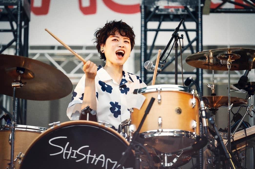 吉川美冴貴のインスタグラム：「クルクルになったり まっすぐになったり またクルクルに戻ったり😌  photo by KEIKO TANABE (2枚目)  Photo by Tsukasa Miyoshi (Showcase) (3枚目)」