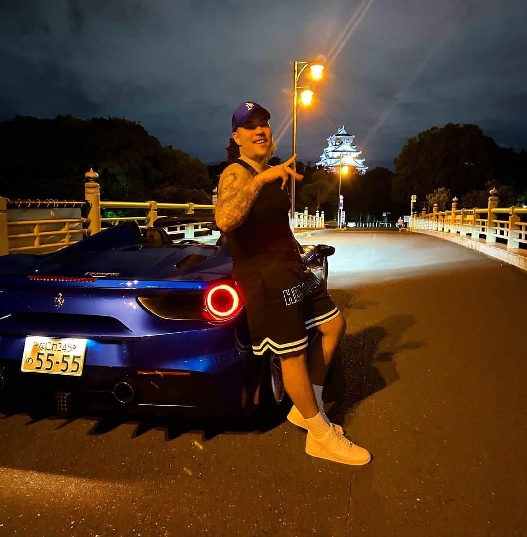 MC TYSONのインスタグラム：「やっとここまで来れた。  やっとや。  遠回りも沢山した。 悔しい思いもいっぱいして来た。 ほんまに心が砕けそうなったり、 言い出したらキリが無い。  でもな俺にはHIPHOPしかないねん これ以外に方法がないねん ひたすら高みを目指すしかないねん  俺の近くに居るヤツ、そして いつも支えてくれてるファンの皆ほんまにありがとう。  俺はラッパーになる為に産まれてきたんや。  だから一度きりの人生  俺はマイクに賭ける。  待ってろ大阪城。  #localstar」