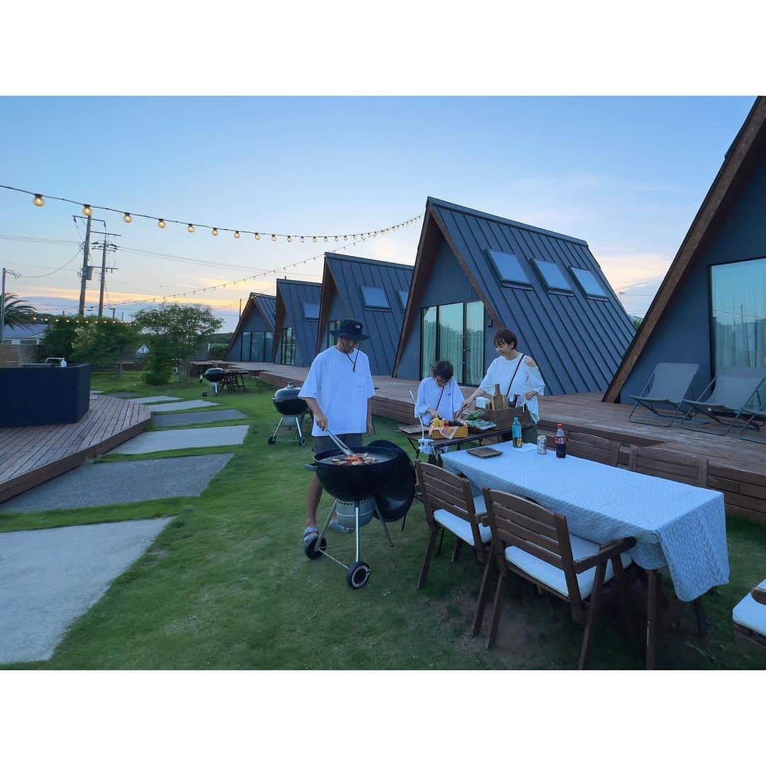 EMIのインスタグラム：「⭐︎ @tent.ichinomiya で初グランピング🏕️ 最高な場所と最高なお天気☀️ 夕方からBBQ🍖して星見て ウッドデッキでのんびりお喋りして… 最高で〜す‼️ 夏休みの予定決まってない方はぜひ✨ 予約すぐ埋まっちゃうのでお早めに🙏🏻 #グランピング #tentichinomiya #tent一宮グランピングリゾート #emifamtrip」