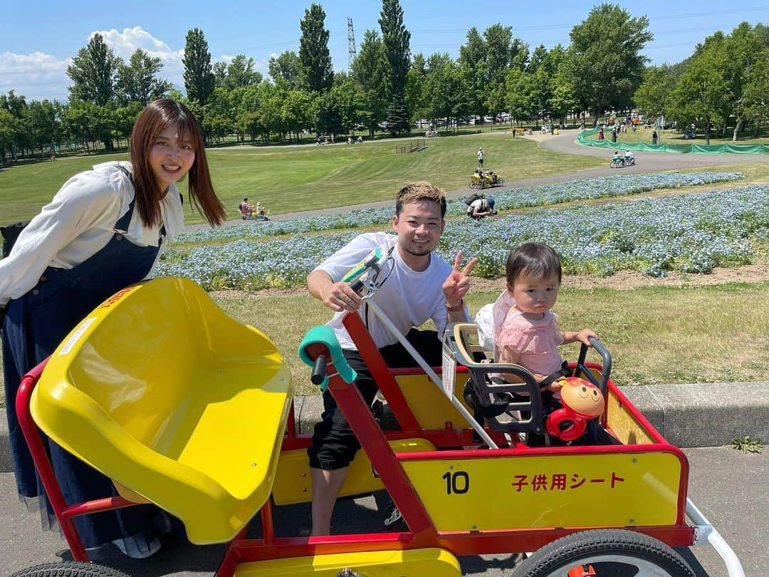 武田るいさんのインスタグラム写真 - (武田るいInstagram)「家族で北海道旅行へ~✈️🌲 旦那、まさかの初札幌ww 函館のレース終わりに合流🚲✨  地元で家族と過ごせて幸せな時間だったな~💓 競輪選手オフシーズンなくて常に全国駆け回って忙しすぎるから貴重な時間を噛み締めました🫣⭐︎⭐︎⭐︎ お師匠はん、大喜び🫣🩷 さとらんど(公園)での自転車では仕事発揮してたよ🤣✨ いつもありがとう~🌼  #family #家族旅行👪 #さとらんど #北海道旅行 #札幌 #道産子 #ネモフィラ #定山渓温泉」7月15日 21時49分 - rui_1002