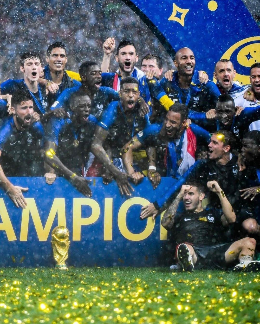 ブレーズ・マテュイディのインスタグラム：「Joyeux anniversaire @equipedefrance ⭐️⭐️」