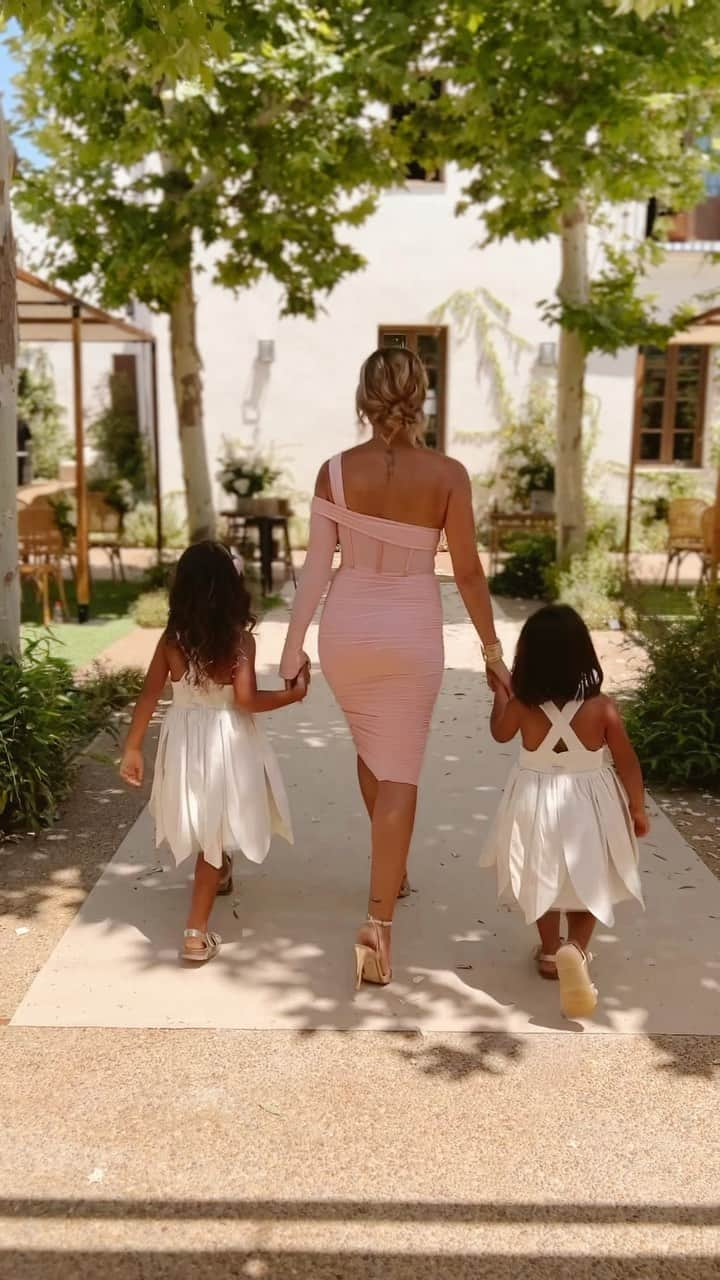 ジェマ・マリンのインスタグラム：「❤️Cuando es real no se acaba ❤️  Primera boda con ellas🫶🏻  #boda #familia #ootd #😍#❤️」