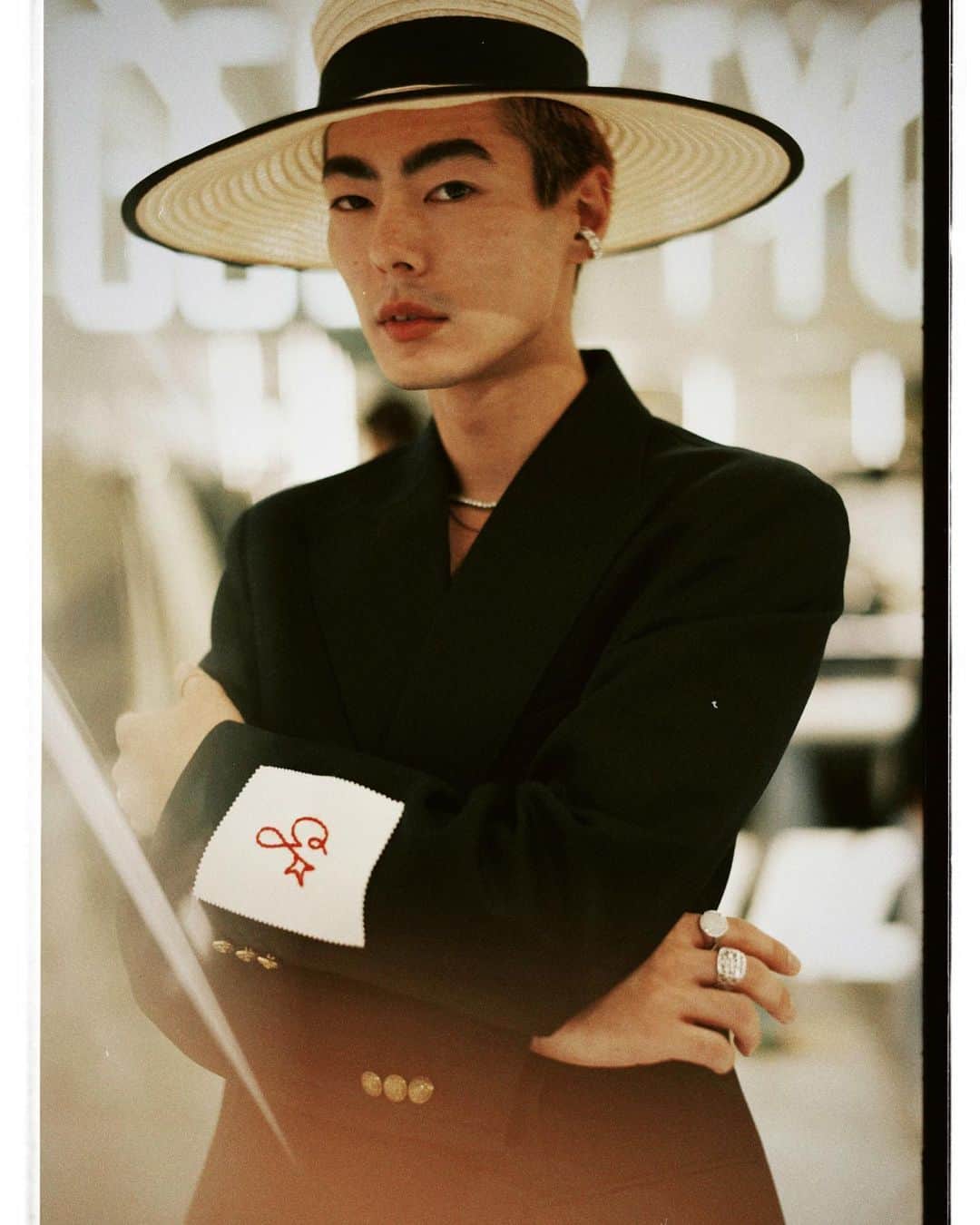 岩崎拓馬のインスタグラム：「🌠🌠🌠🌠 . . Golden Goose  @goldengoose   旗本店にて4周年、 秋冬コレクションローンチの カクテルパーティへ  紺ブレデビューしました💙  スニーカーはSpace-star 丸みのあるデザインが スタイリングのアクセントになる🛸❤️  Golden Gooseで欲しいものいっぱいできた😭🩷  photo by @soichiro   #たく服 blazer: @goldengoose  denim: @levis_japan  sneaker: @goldengoose  hut: @destree  . . #goldengoose #happytime」
