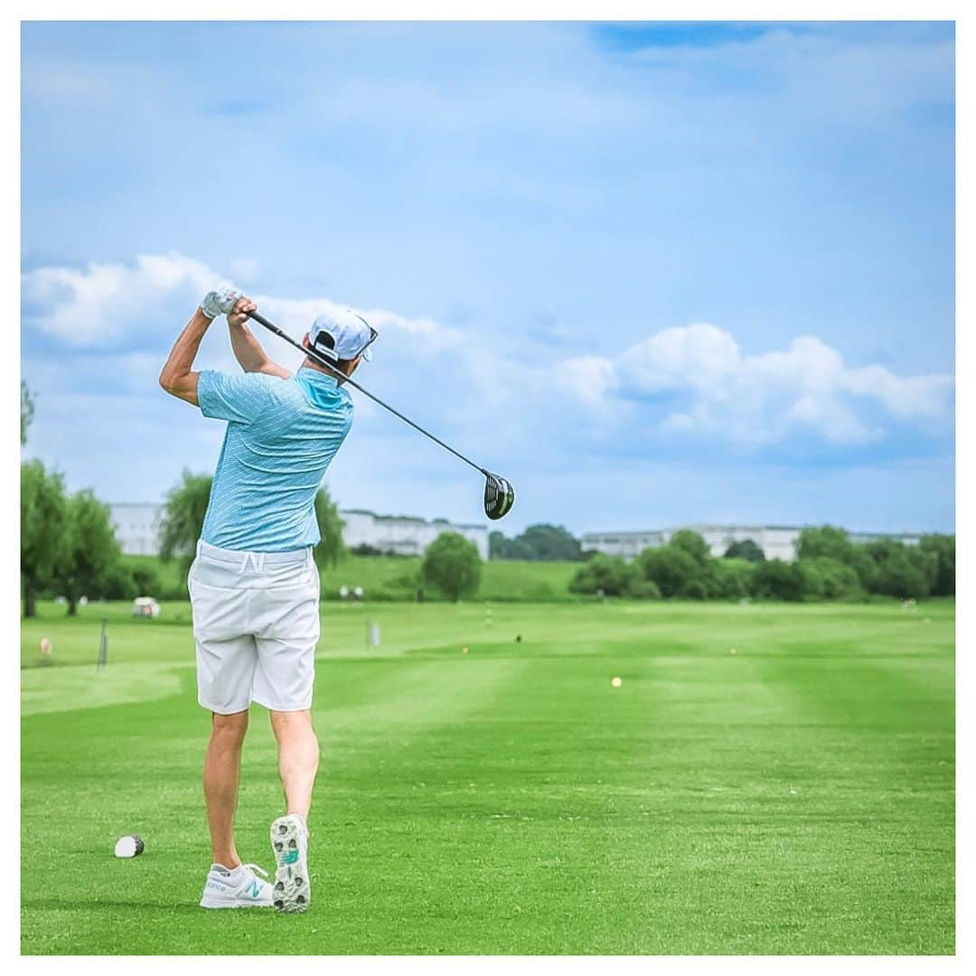 肥野竜也さんのインスタグラム写真 - (肥野竜也Instagram)「＂newbalance golf＂ @newbalancegolf_japan 先日一足先に新しいニューバランス ゴルフのウェア（7/14発売）を着用して体験ラウンドさせて頂きました〜 身体に馴染むフィット感と肌触りが素晴らしく、爽やかで綺麗なブルーが特徴的でとても素敵なウェアでした。 これからの季節にはピッタリなアイテムです。 ⁡ ※アイテム情報や詳しいのはコチラ→ @hinogolf ⁡ #ゴルフ #ゴルフウェア #ゴルフアパレル #メンズファッション #メンズカジュアル #ファッション #メンズモデル #golf #hinogolf #mensfashion #menstyle #fashion #golfwear #golfapparel #newbalance #newbalancegolf #ニューバランス #ニューバランスゴルフ」7月15日 16時23分 - tatsuya_hino