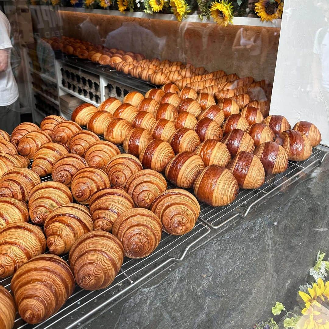 ぱんもんのインスタグラム：「⠀ ＼ Parisのベーカリー ꪔ̤̮🇫🇷 ／ ⁡ ７泊９日でフランス旅行へ☺︎ 憧れのお店、 #パリ の #オペラ にある #セドリックグロレ （ @cedricgroletopera ） に行ってきました😳🥐 ⁡ ◇クロワッサン 4€ ◇パンオショコラ 5€ ⁡ ぷくっと丸く、綺麗な層になった芸術的なクロワッサン🥐 行列だったら諦めよ〜と思ってたのに 目の前で見たらどうしても買いたくなってしまい、 2時間弱並びました😂 ⁡ 翌日の朝食にいただいたので、サクサク感は失われていましたが 大きくてフカっと美味しいクロワッサンでした😋 パンオショコラのチョコはサクサクしてた🫶 ⁡ この日は9:30オープンで、10:00過ぎから並び始めました。 クロワッサンは12:00前に売り切れることもあるそうなので 絶対食べたい方はオープン前に並ぶのがおすすめです🌼 ⠀ 2階にはイートイン席がありますが、私は公式HPから予約できず🤔 当日ベーカリーとは別の列があったので、 待てば入れるのかな？不明でした🤔 円安×物価高×セドリックさん価格で、 今気付いたけど、とても良いお値段🤣 （現在、1€＝¥160） ⁡ でもでも、憧れてたお店に行けて嬉しかったなぁ☺️👏💞 ⁡ #セドリックグロレ #cedricgrolet #opera #operacafe #オペラカフェ #pariscafe #パリカフェ #パリグルメ #フランス旅行 #パリ旅行 #フランスカフェ #カフェ巡り #クロワッサン #パンオショコラ」