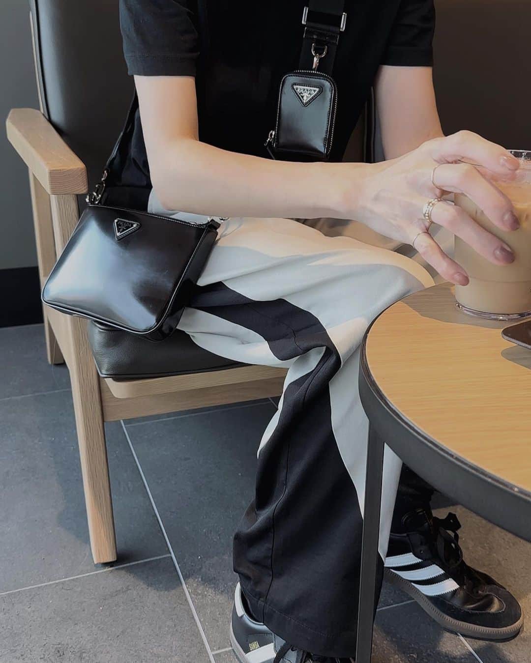 山本明果さんのインスタグラム写真 - (山本明果Instagram)「⠀ ⠀ ⠀ ⠀ ☕️🥛🍪 ⠀ ⠀ さて。 豚バラ軟骨とスペアリブを煮ます。 ⠀ ⠀ tops / #zara pants / #chuclla shoes / #adidas bag / #prada ⠀ ⠀」7月15日 16時32分 - sayaka__sea