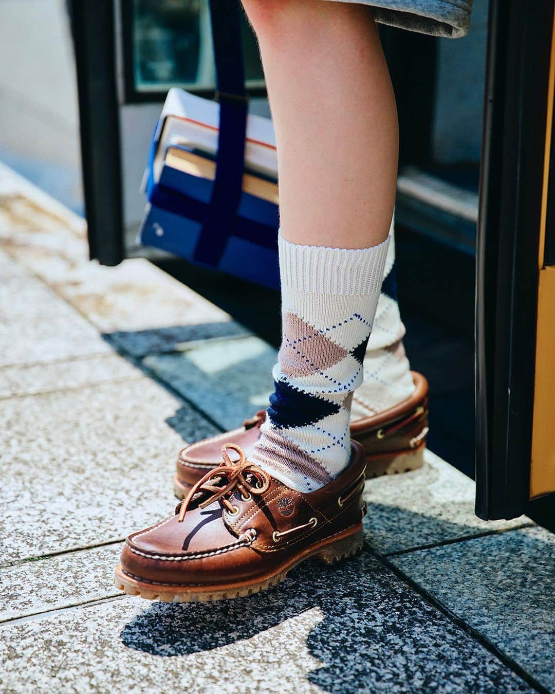 FUDGEさんのインスタグラム写真 - (FUDGEInstagram)「‣ ‣ ‣Ready for some preppy style?　夏のプレッピースタイルをはじめよう 青空の下、彼女が夢中になっているのはプレッピースタイル。 ボーイにスポーティにクラシック、暑さも吹き飛ぶパワフルなコーディネートで夏おしゃれ優等生をめざすのです。  プレッピースタイルを盛り上げるディテールに注目。 ハットからシューズまで、クラシックだけど軽やかで夏らしいアイテムをセレクトしました。  〔 Photo 01 〕《エル・エル・ビーン》のスタンダード。装いを選ばず、長く使えるタフな相棒。 ✔︎ #バッグ 〰︎ L.L.Bean #LLBean @llbeanjapan   ✔︎ #Tシャツ 〰︎ #Hanes @hanes_japan   ✔︎ #パンツ 〰︎ #ANATOMICA @anatomica_tokyo_nihonbashi  〔 Photo 02 〕デッキシューズを素足で履くのも夏らしいけれど、爽やかな色合いのアーガイルソックスを取り入れたらトラッドな足元が完成します。 ✔︎ #ソックス（men’s） 〰︎ #PANTHERELLA  ✔︎ #シューズ 〰︎ #Timberland @timberland_jpn   - - - - - - - - - - - - - - - 『FUDGE』2023年8月号は『 GO! SUMMER GIRL いい夏服、いい夏の過ごし方。』特集。全国の書店、コンビニ、webで人気販売中です！◎ ぜひ最新号をゲットして @fudge_magazine をタグ付けしてくださいね！  《FUDGEの他のアカウントも更新中》 ⌎men'sFUDGE @mensfudge ⌎snap @fudge_snap ⌎online store @fudge_online_store  ⌎friend @fudge_friend  ⌎coffee @fudge_coffee」7月15日 16時32分 - fudge_magazine