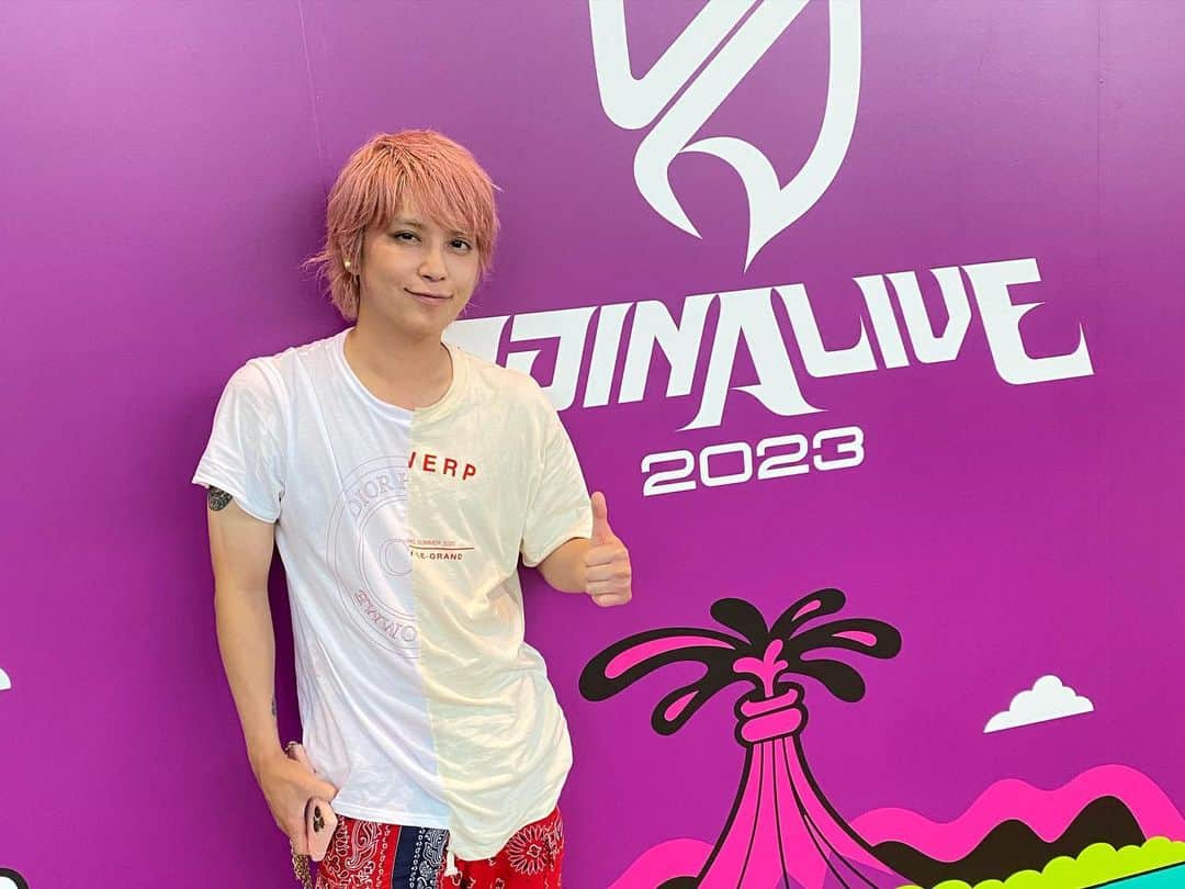 手越祐也さんのインスタグラム写真 - (手越祐也Instagram)「無事に2年越しのJOIN ALIVE出演してきましたー！ 天気は雨だったけど、ステージが濡れてなくてよかったー。 今回はバンドメンバーとダンサー総勢8名と一緒だったからステージが濡れて滑ったらどうしようかなと少し心配してたけど、全然大丈夫だった♪ ソロになってからの2年で積み上げてきた魅せ方を全部盛り込んだセットリストで挑みました。 15歳から「音楽」「歌」に対してこだわり持ってやってきたからアーティストとして見て欲しいし、少しでも今日のパフォーマンスが伝わってみんなのなにかしらの力になれてたら嬉しいな♪  バックステージでは食べ物や飲み物もあって、スタッフや出演者と軽く乾杯したりして楽しかったなー。  もっとパワーアップして帰ってくるのでまたよろしく✌️  #手越祐也  #yuyategoshi  #テイッ  #てごにゃん  #joinalive  #joinalive2023」7月15日 16時34分 - yuya.tegoshi1054