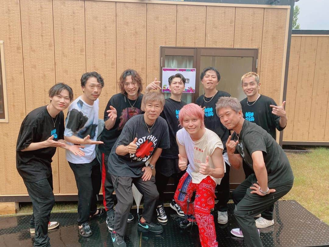 手越祐也さんのインスタグラム写真 - (手越祐也Instagram)「無事に2年越しのJOIN ALIVE出演してきましたー！ 天気は雨だったけど、ステージが濡れてなくてよかったー。 今回はバンドメンバーとダンサー総勢8名と一緒だったからステージが濡れて滑ったらどうしようかなと少し心配してたけど、全然大丈夫だった♪ ソロになってからの2年で積み上げてきた魅せ方を全部盛り込んだセットリストで挑みました。 15歳から「音楽」「歌」に対してこだわり持ってやってきたからアーティストとして見て欲しいし、少しでも今日のパフォーマンスが伝わってみんなのなにかしらの力になれてたら嬉しいな♪  バックステージでは食べ物や飲み物もあって、スタッフや出演者と軽く乾杯したりして楽しかったなー。  もっとパワーアップして帰ってくるのでまたよろしく✌️  #手越祐也  #yuyategoshi  #テイッ  #てごにゃん  #joinalive  #joinalive2023」7月15日 16時34分 - yuya.tegoshi1054