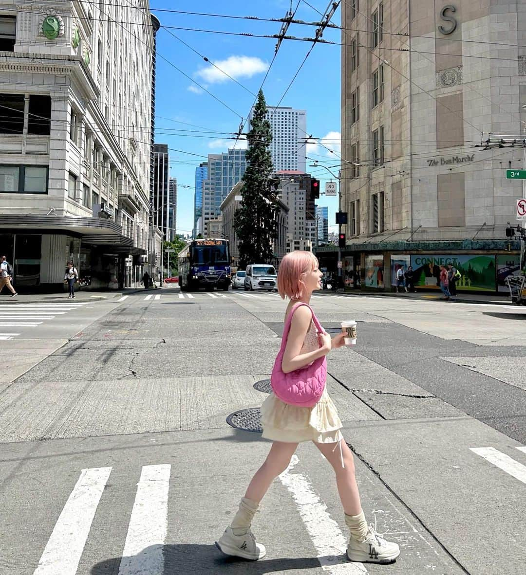 カン・テリさんのインスタグラム写真 - (カン・テリInstagram)「#유료광고 first time in Seattle💓 여행올땐 보부상 가방으로 제격인 MLB23FW 신상 퀄팅 호보백 이징🧳 정말 편한데 귀엽기까지한 23FW 신상 청키러너 제품이에용🫶🏻 @mlbkorea   #MLBKOREA #MLBCREW #MLB가방 #MLB신발」7月15日 16時34分 - taeri__taeri