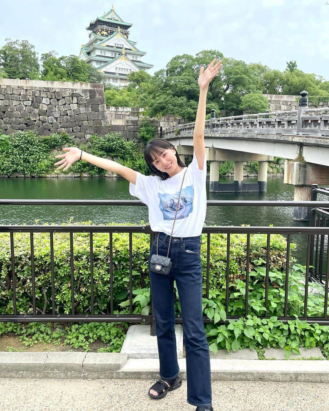 寺田真珠のインスタグラム：「撮影で、  兵庫と大阪に行って参りました  大阪城すごかったなあ  テンションあがって坂道だっしゅしたら みんな呆れてました  笑  すっっっごくいい経験になりました  幸せだ  #ootd #ootdfashion #discoat #ディスコート #ユニクロ #ユニクロコーデ #uniqlo #casualstyle #カジュアルコーデ #骨格ナチュラル #ブルベ冬 #大阪 #大阪城 #高身長コーデ #japan #nike」