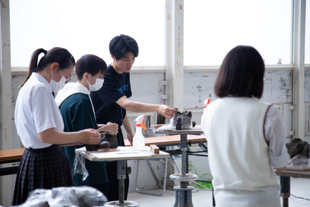 東京造形大学 Tokyo Zokei Universityさんのインスタグラム写真 - (東京造形大学 Tokyo Zokei UniversityInstagram)「_ オープンキャンパス2023「WONDER!」、1日目の様子です😊 多くの方にご来場いただき、ありがとうございます❗  明日も現役美大生による作品展示やワークショップ、授業体験、学内の制作スペースを巡るキャンパスツアー、学生や教職員による個別相談など、様々な企画をご用意しています🎨📷💻  オープンキャンパス2023は明日7/16(日)16:30まで開催❗ スクールバスをご利用いただき、学生になった気分で、ぜひお越しください🚌💨  明日は暑さが厳しくなる予報です☀ 暑さ対策をして気を付けてお越しください⛱  #東京造形大学 #オープンキャンパス #デザイン #美術 #美大 #受験生 #進学相談 #キャンパスツアー #ワークショップ #八王子 #相原駅 #横浜線 #tokyozokeiuniversity #opencampus #artuniversity #prospectivestudents #campustour #workshop #arts #finearts #design #welcome #ありがとうございました #明日もお待ちしています」7月15日 16時37分 - tokyo_zokei_univ_official